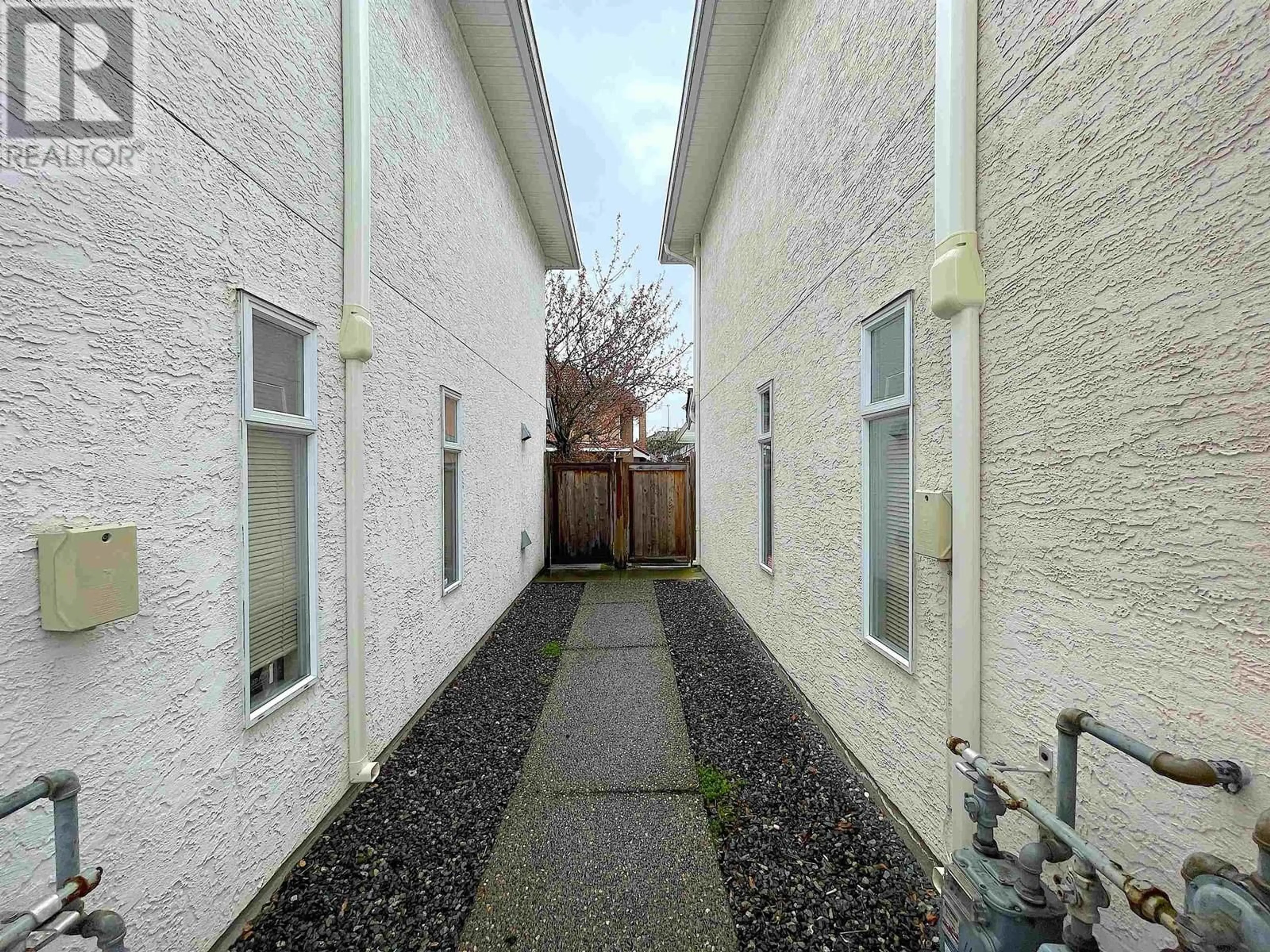 A pic from outside/outdoor area/front of a property/back of a property/a pic from drone, street for 116 - 10000 FISHER GATE, Richmond British Columbia V6X3W8