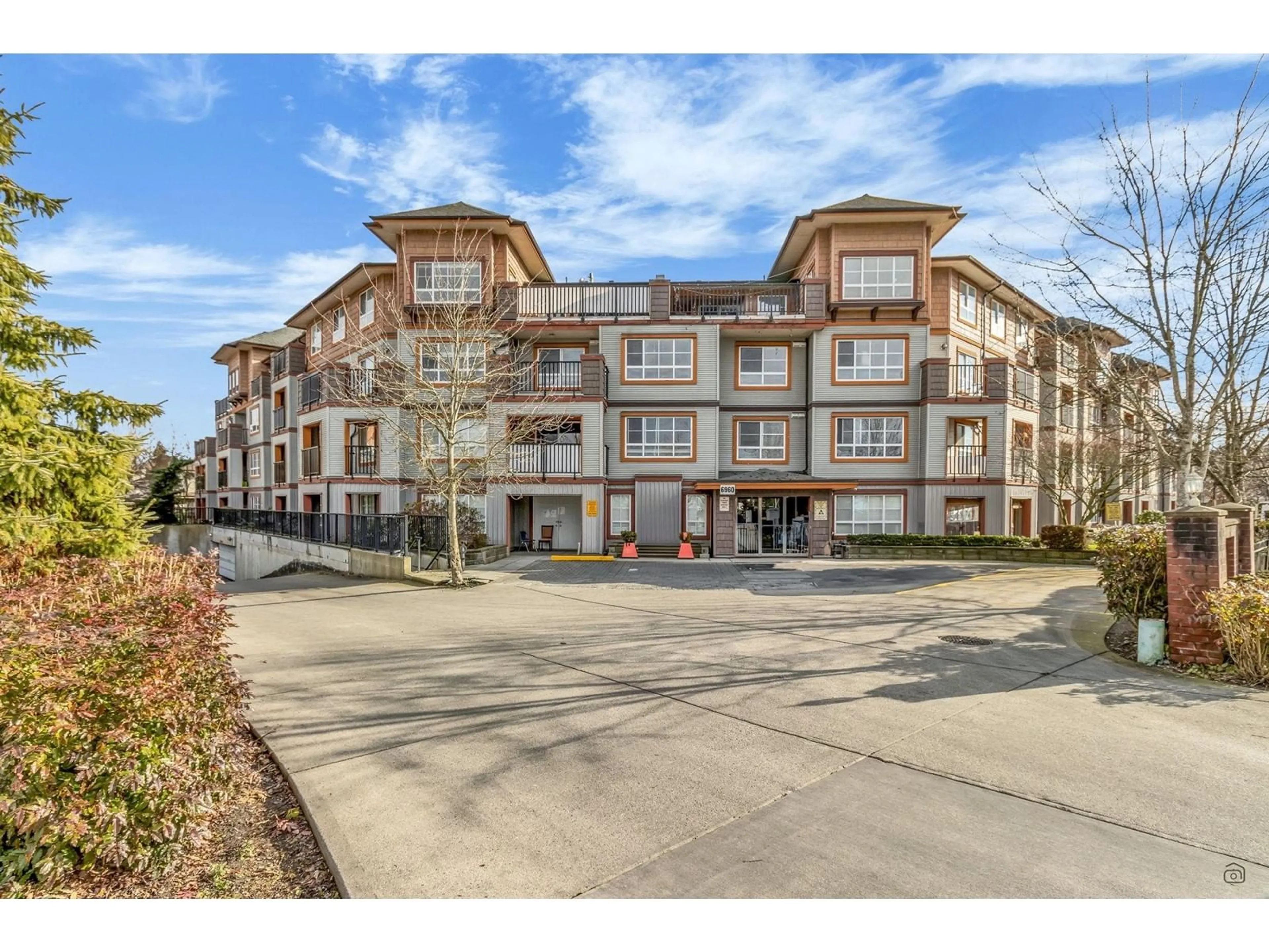 Unknown for 305 - 6960 120, Surrey British Columbia V3W1V4