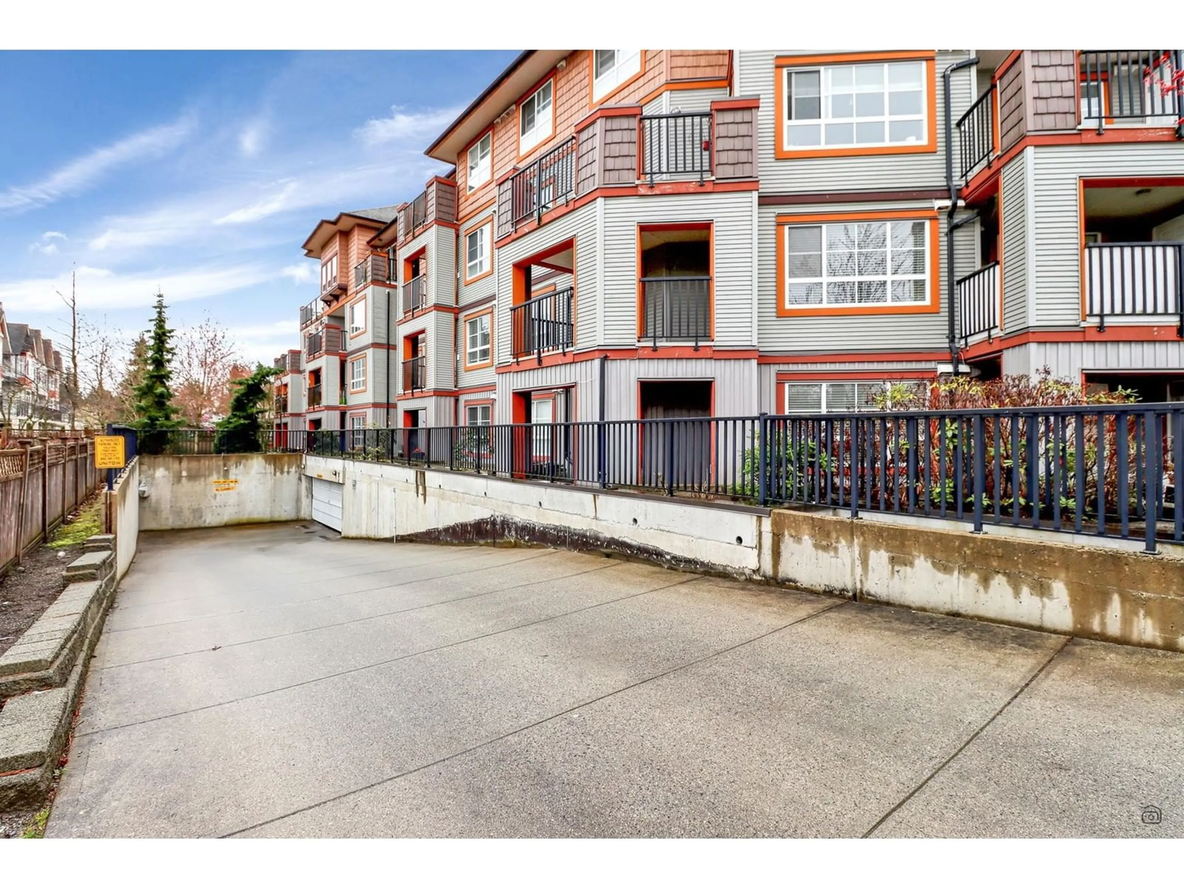 Patio, street for 305 - 6960 120, Surrey British Columbia V3W1V4