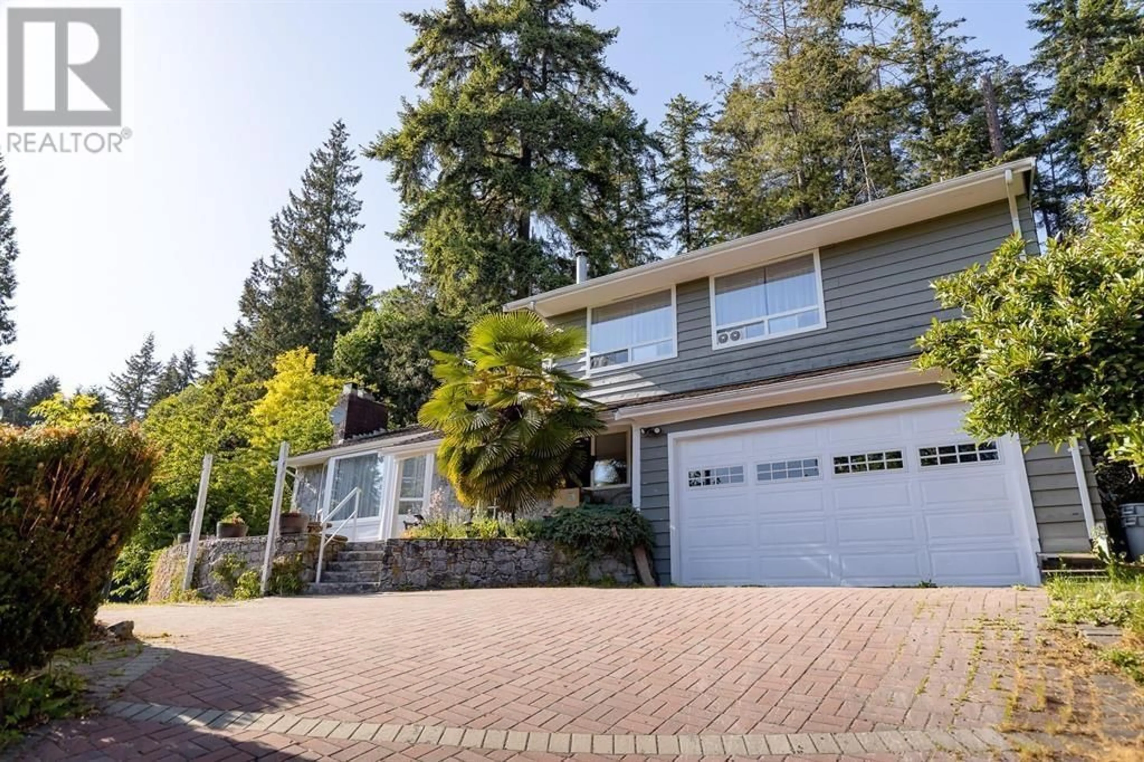 Home with vinyl exterior material, street for 3125 BENBOW ROAD, West Vancouver British Columbia V7V3E1