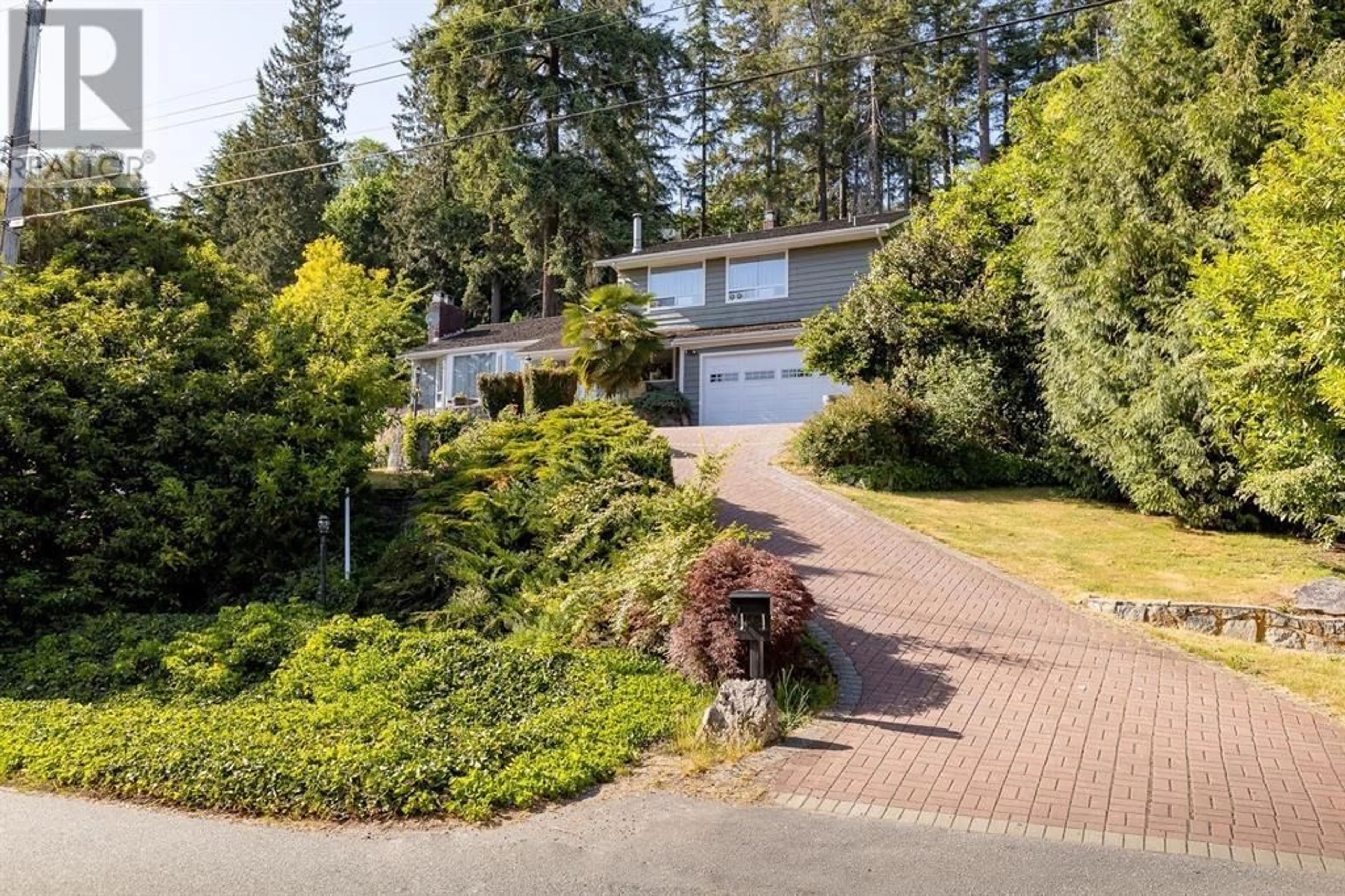 A pic from outside/outdoor area/front of a property/back of a property/a pic from drone, street for 3125 BENBOW ROAD, West Vancouver British Columbia V7V3E1