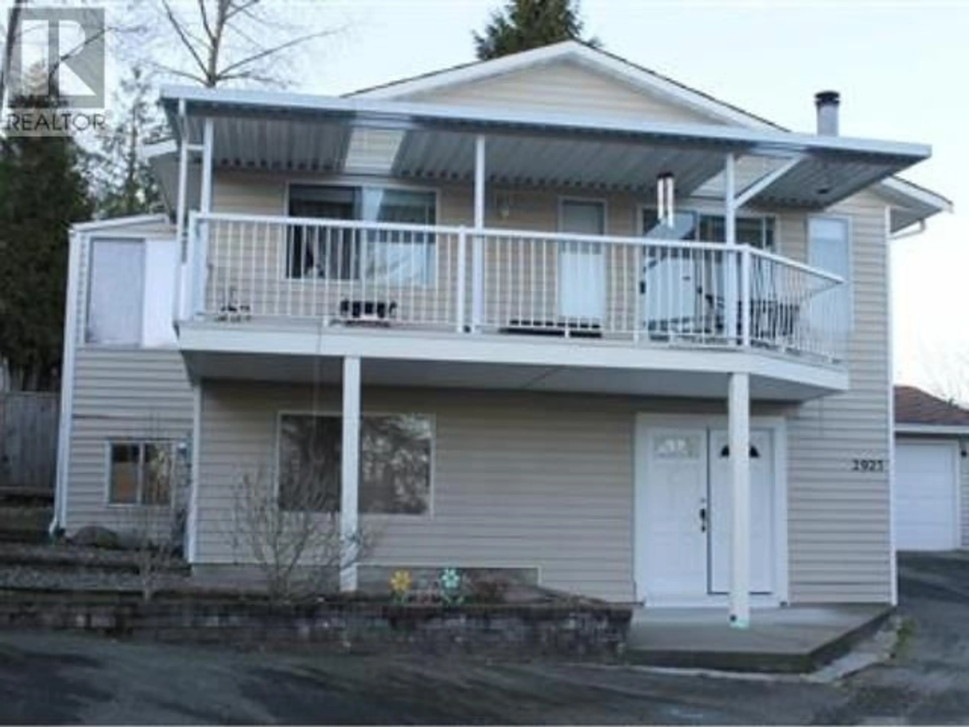 Home with vinyl exterior material, street for 2925 BURTON COURT, Coquitlam British Columbia V3C5B3