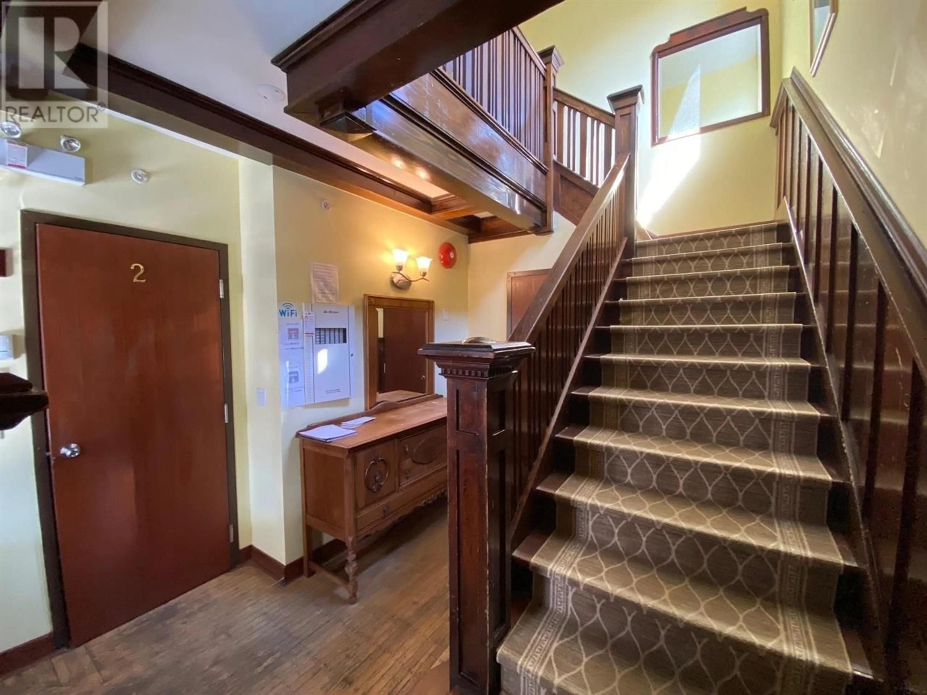 Indoor foyer for 387 W 13TH AVENUE, Vancouver British Columbia V5Y1W2