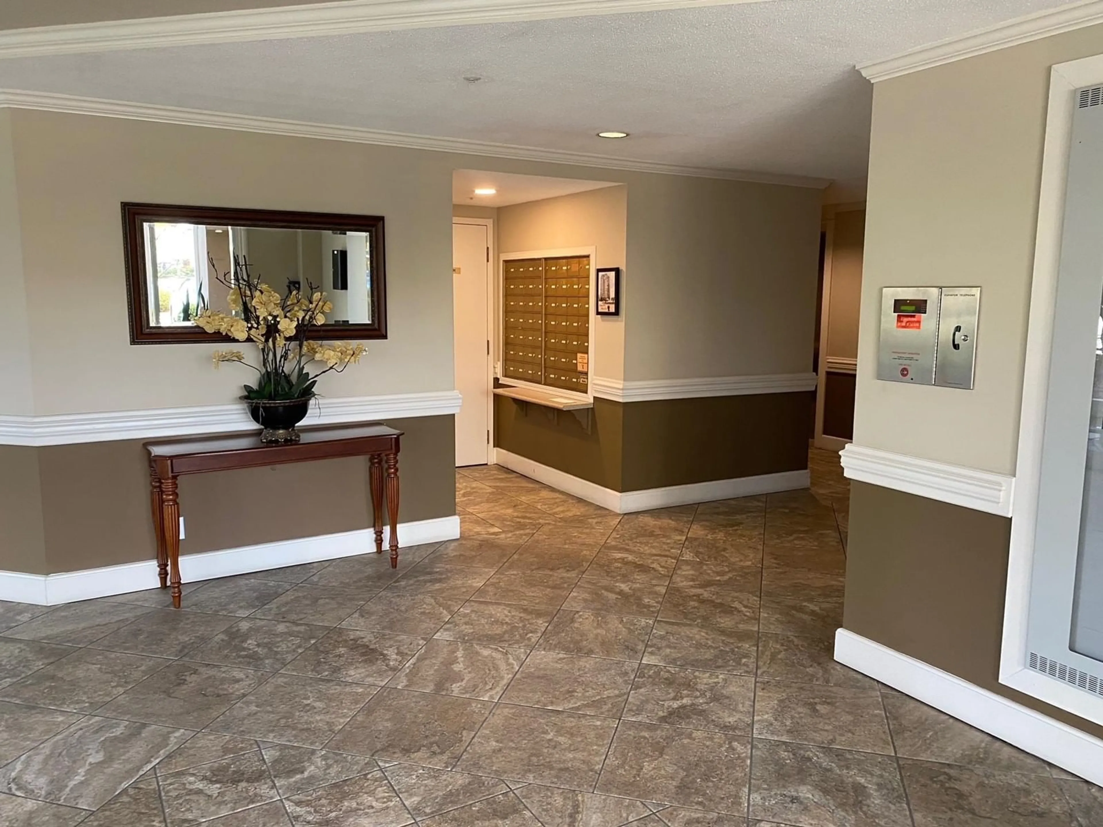 Indoor foyer for 502 - 3170 GLADWIN, Abbotsford British Columbia V2T5T1
