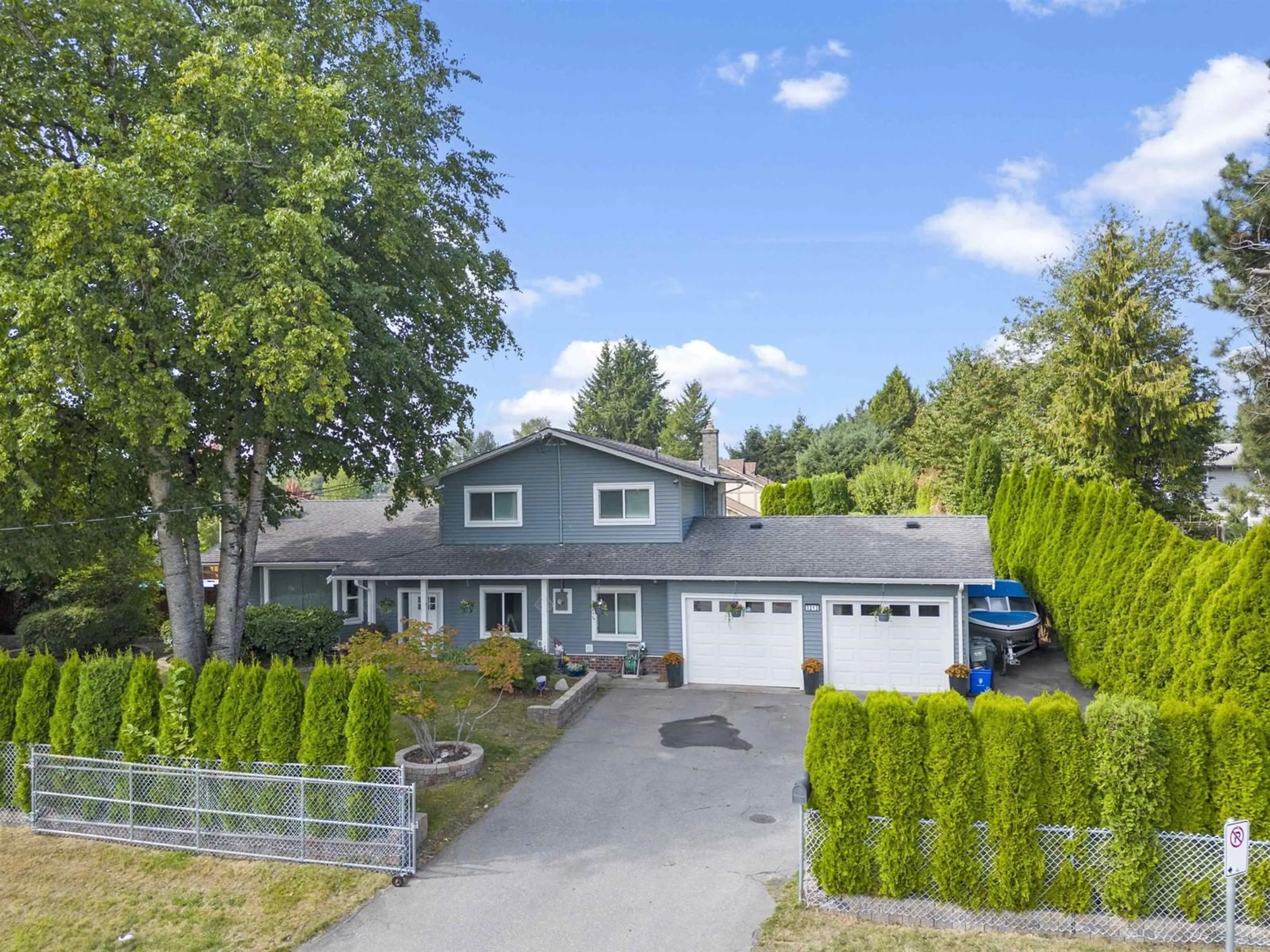 A pic from outside/outdoor area/front of a property/back of a property/a pic from drone, street for 3213 270, Langley British Columbia V4W3G5