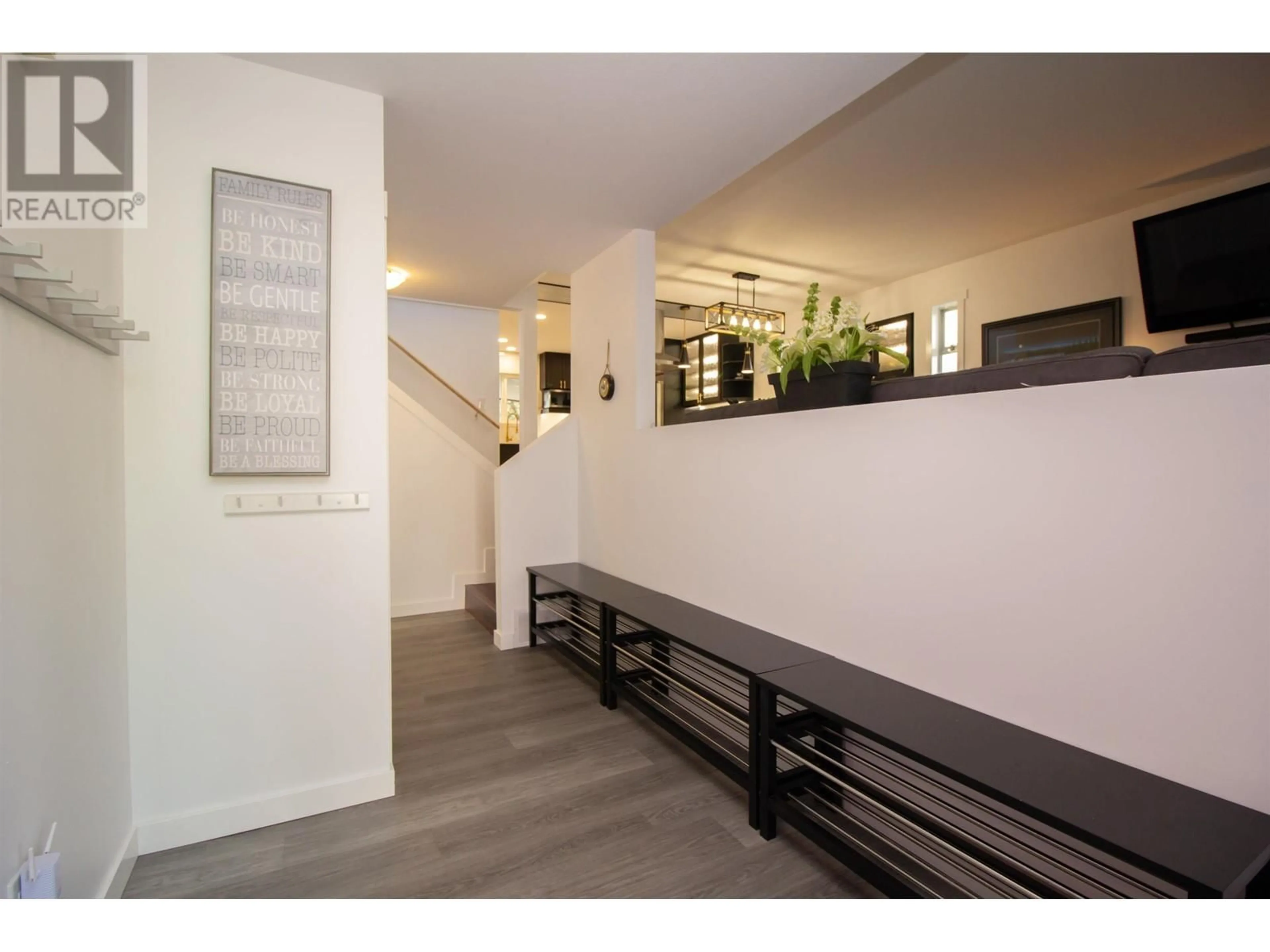 Indoor foyer for 11279 HARRISON STREET, Maple Ridge British Columbia V2X9P6