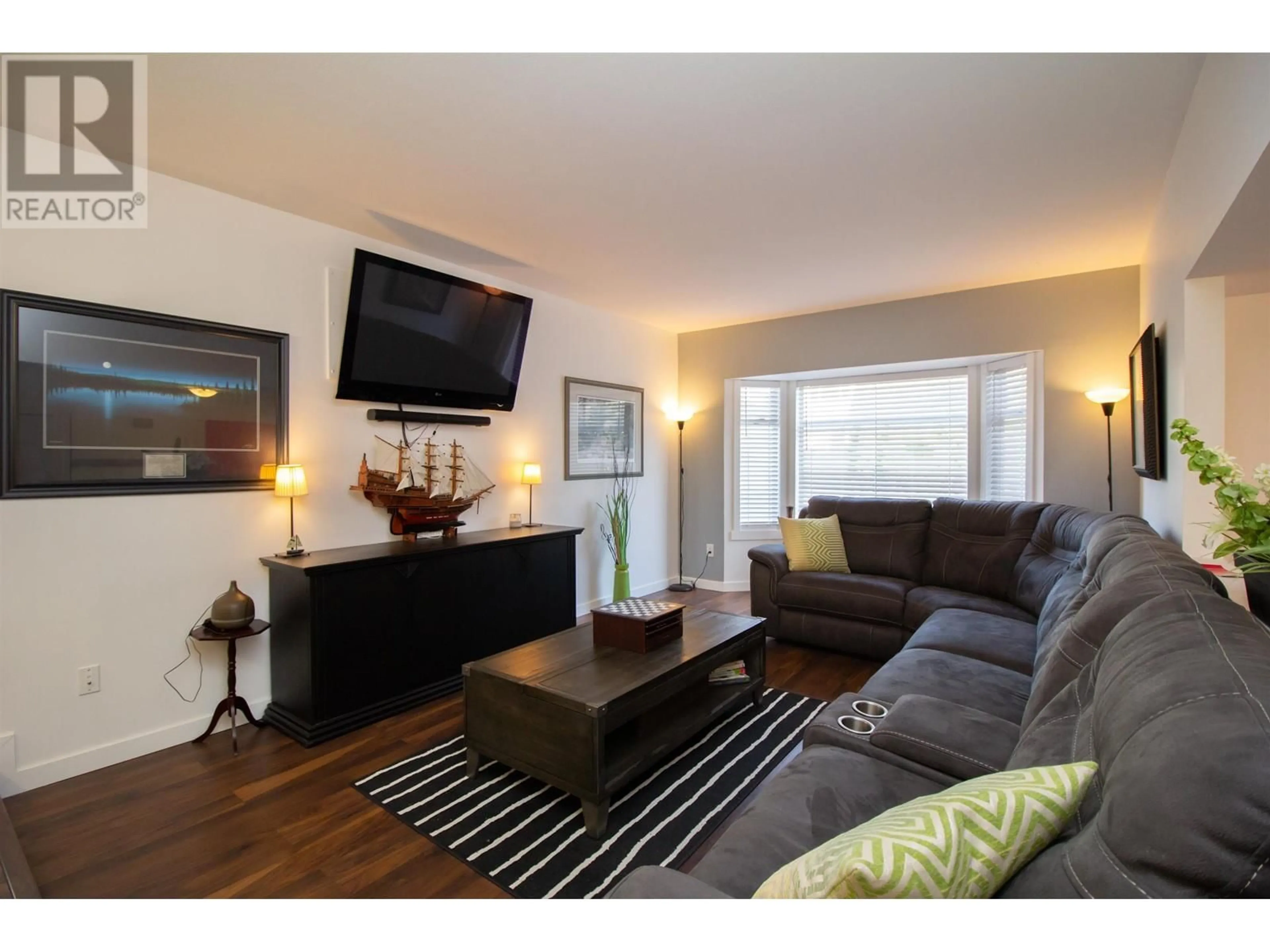 Living room with furniture, wood/laminate floor for 11279 HARRISON STREET, Maple Ridge British Columbia V2X9P6