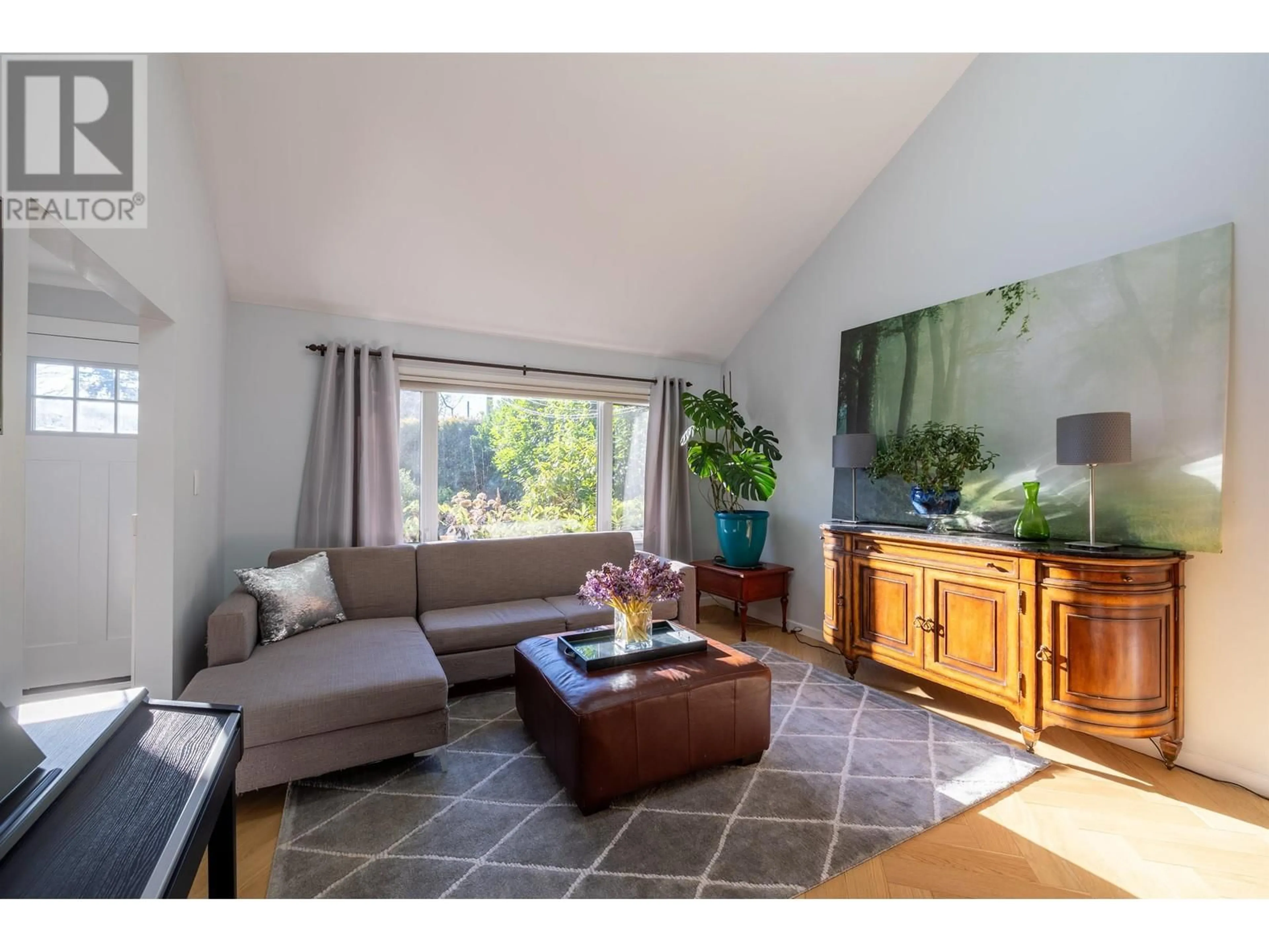 Living room with furniture, wood/laminate floor for 1546 HOPE ROAD, North Vancouver British Columbia V7P1W9