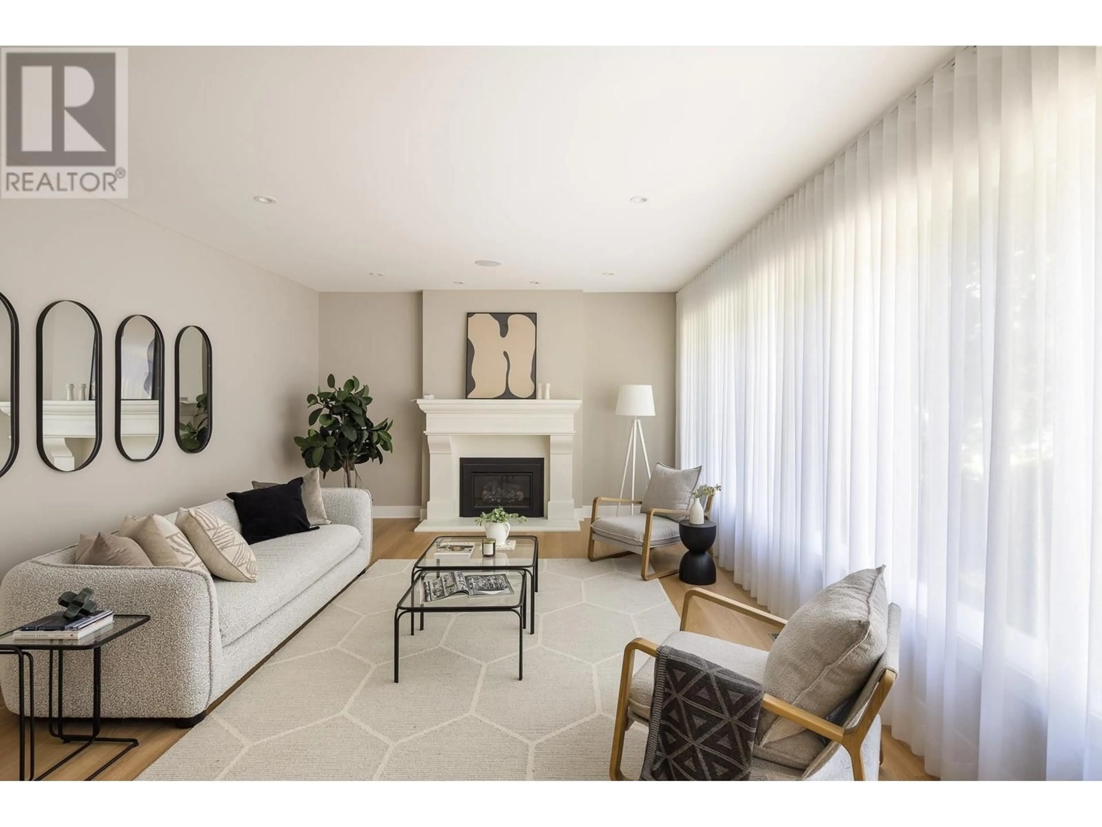 Living room with furniture, unknown for 1640 TAYLOR WAY, West Vancouver British Columbia V7S1N4