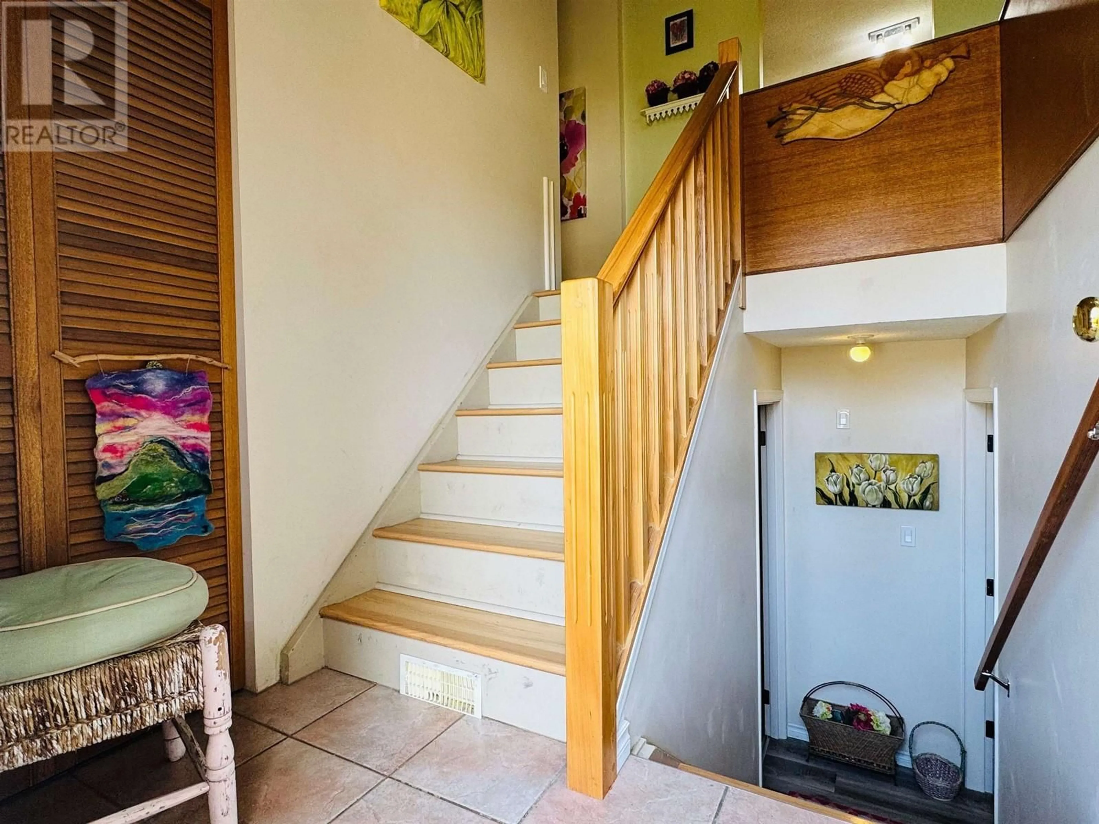 Indoor foyer for 1250 ELEVENTH AVENUE, Williams Lake British Columbia V2G2N2