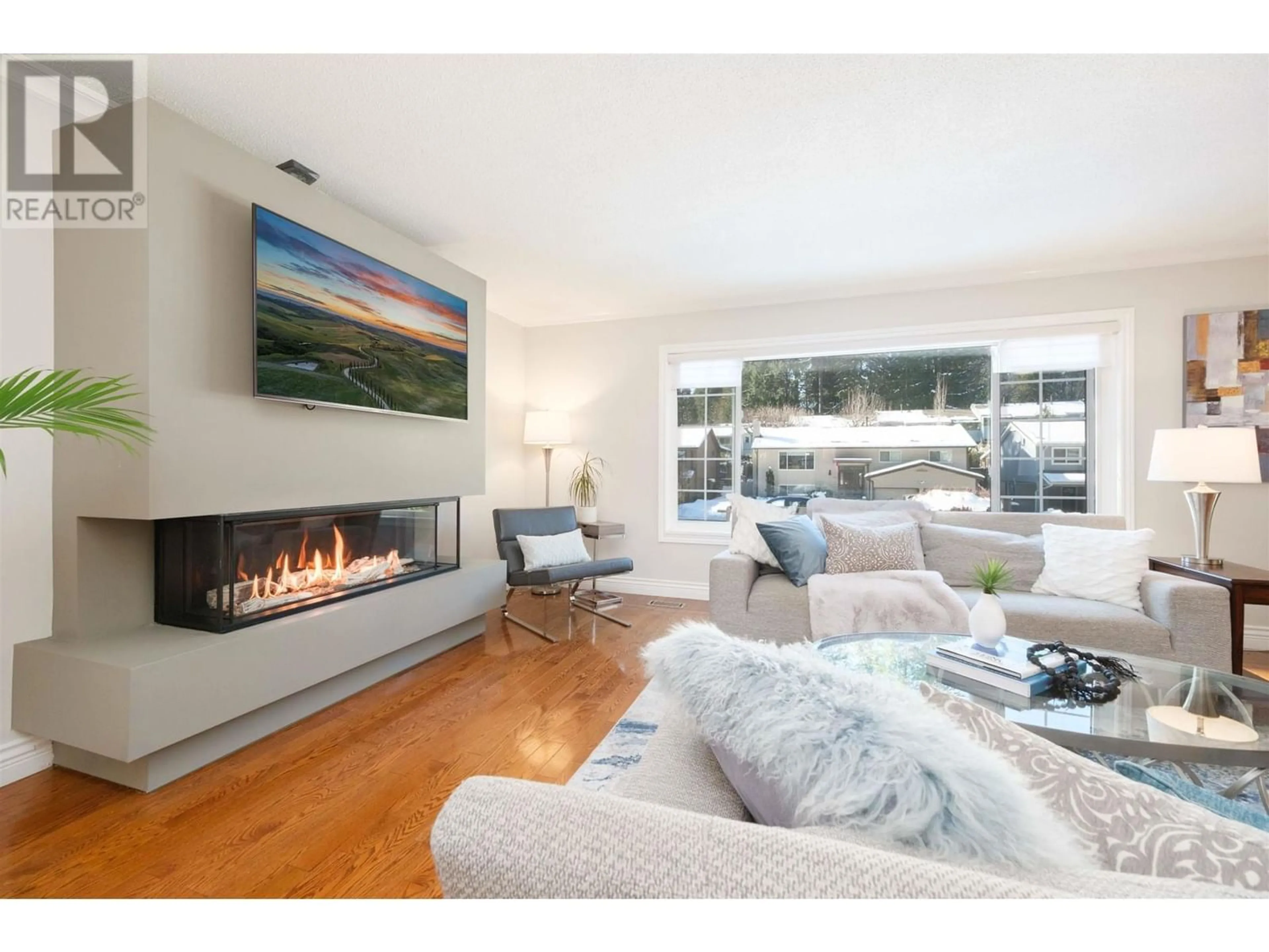 Living room with furniture, wood/laminate floor for 4778 HOSKINS ROAD, North Vancouver British Columbia V7K2R1