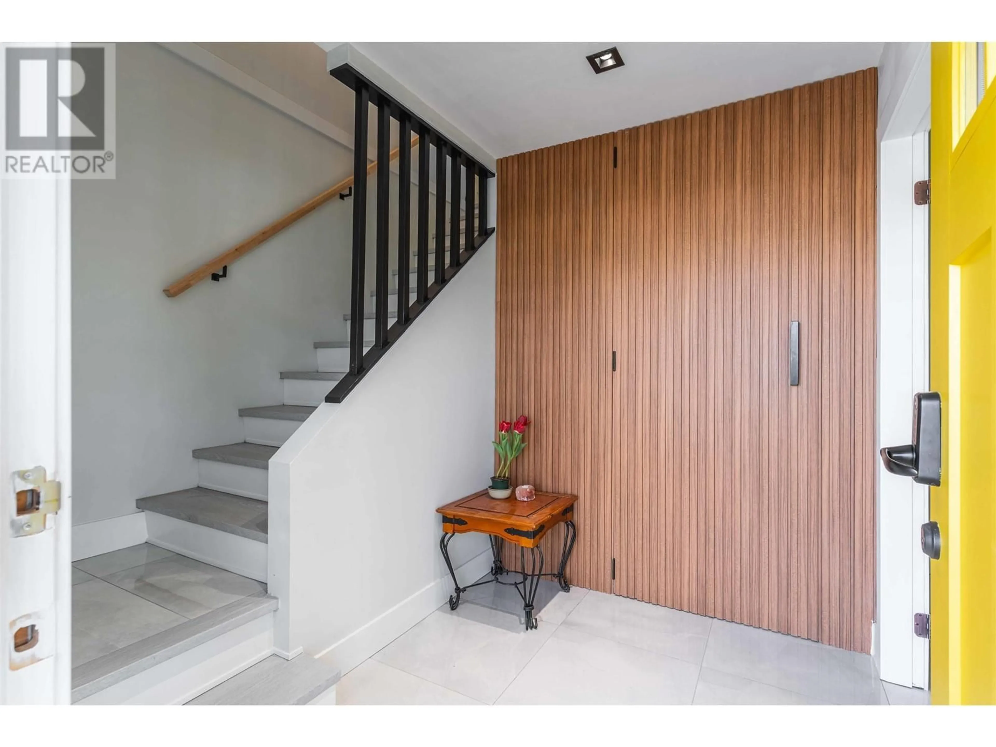 Indoor foyer for 22418 125TH AVENUE, Maple Ridge British Columbia V2X9N6