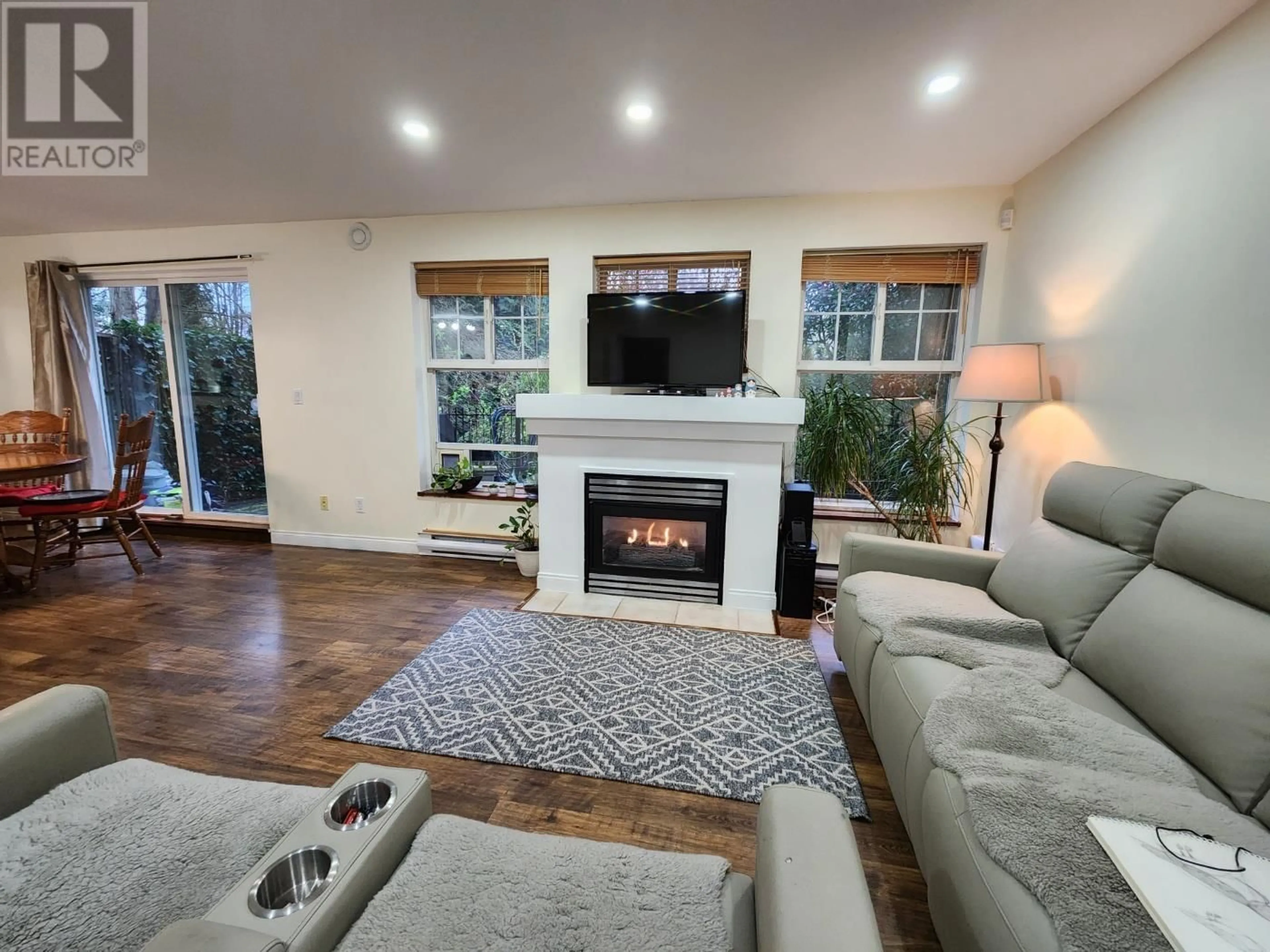 Living room with furniture, unknown for 35 - 1561 BOOTH AVENUE, Coquitlam British Columbia V3K6Z9