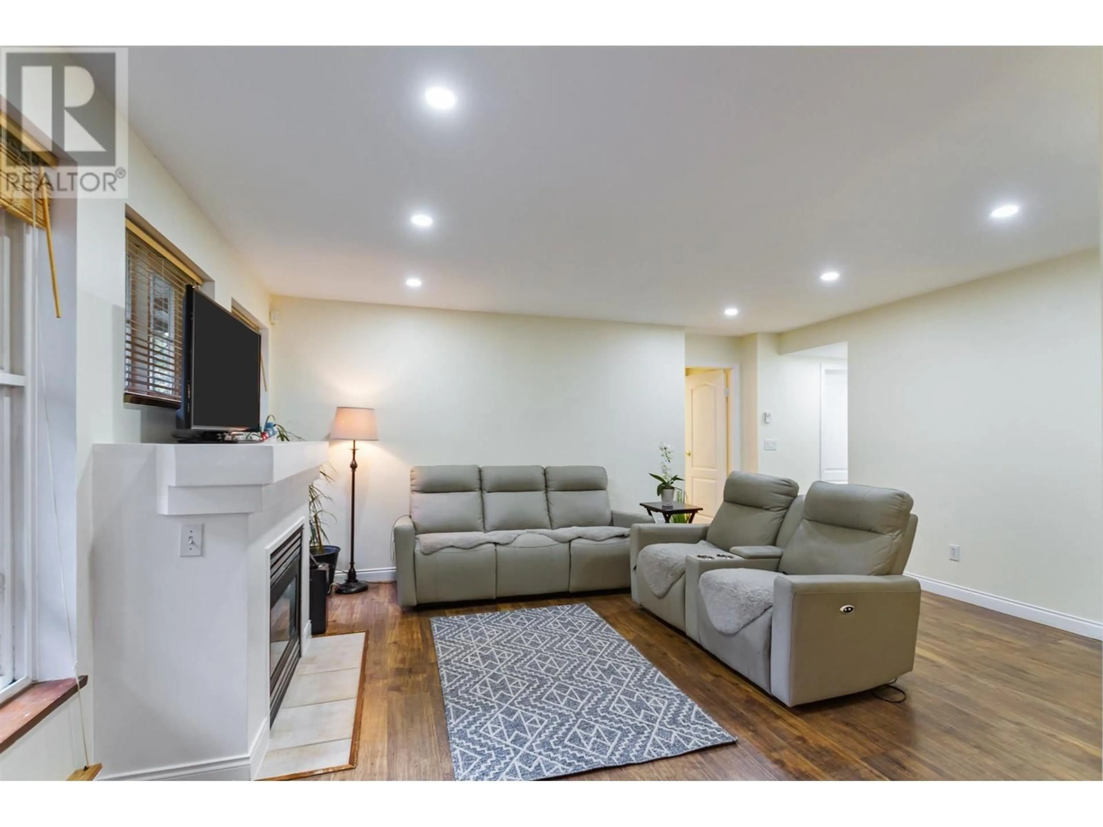 Living room with furniture, unknown for 35 - 1561 BOOTH AVENUE, Coquitlam British Columbia V3K6Z9