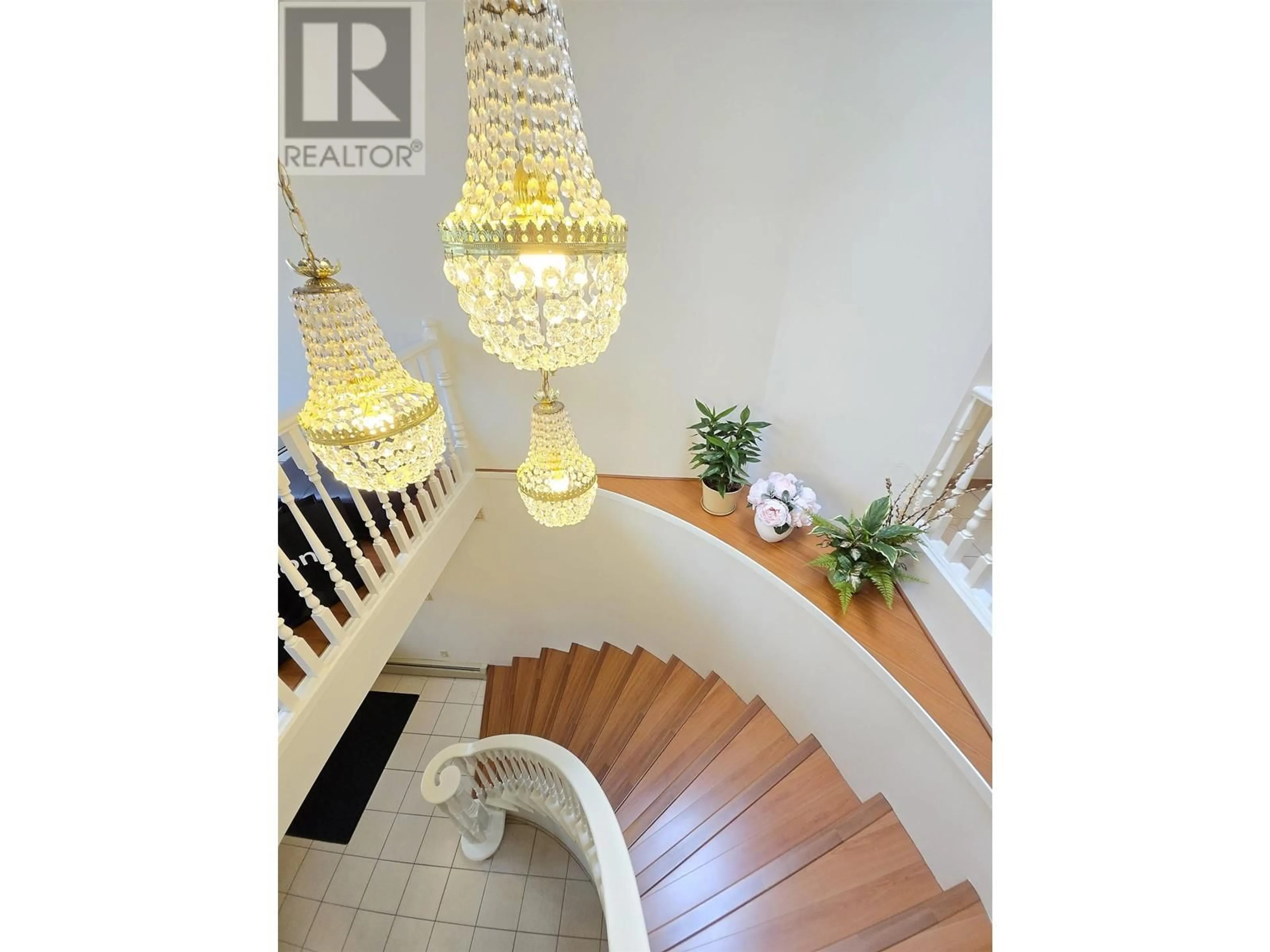 Stairs for 3317 2ND AVENUE, Vancouver British Columbia V5M1G4