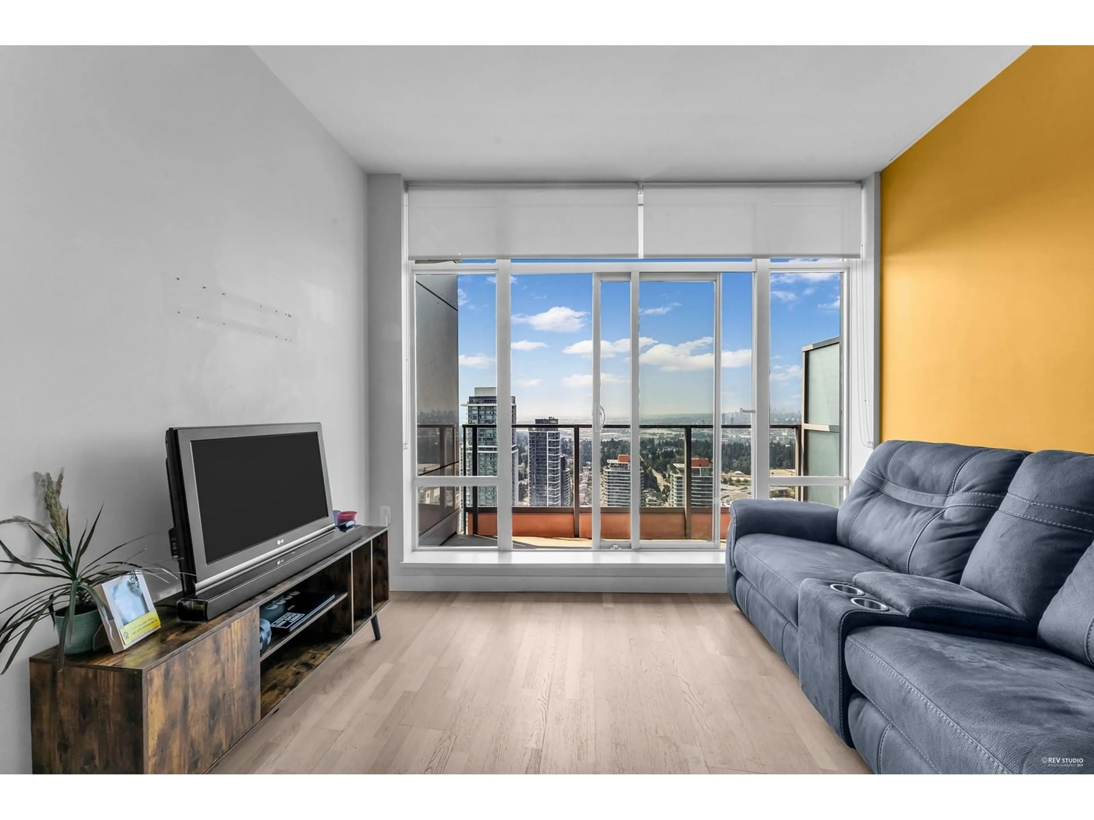 Living room with furniture, wood/laminate floor for 4407 - 13495 CENTRAL, Surrey British Columbia V3T0K2