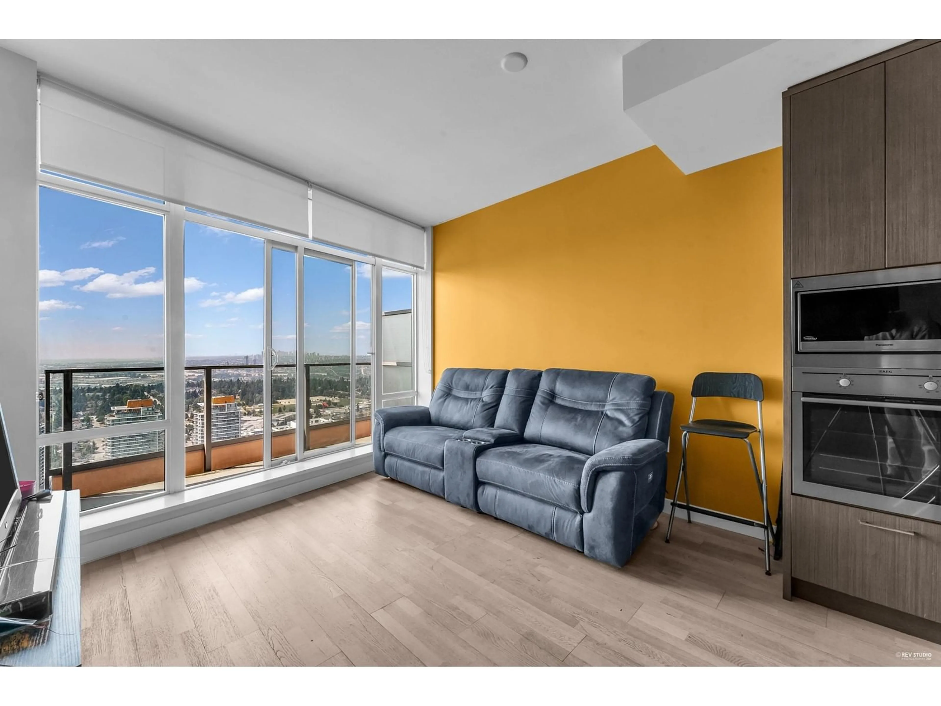 Living room with furniture, wood/laminate floor for 4407 - 13495 CENTRAL, Surrey British Columbia V3T0K2