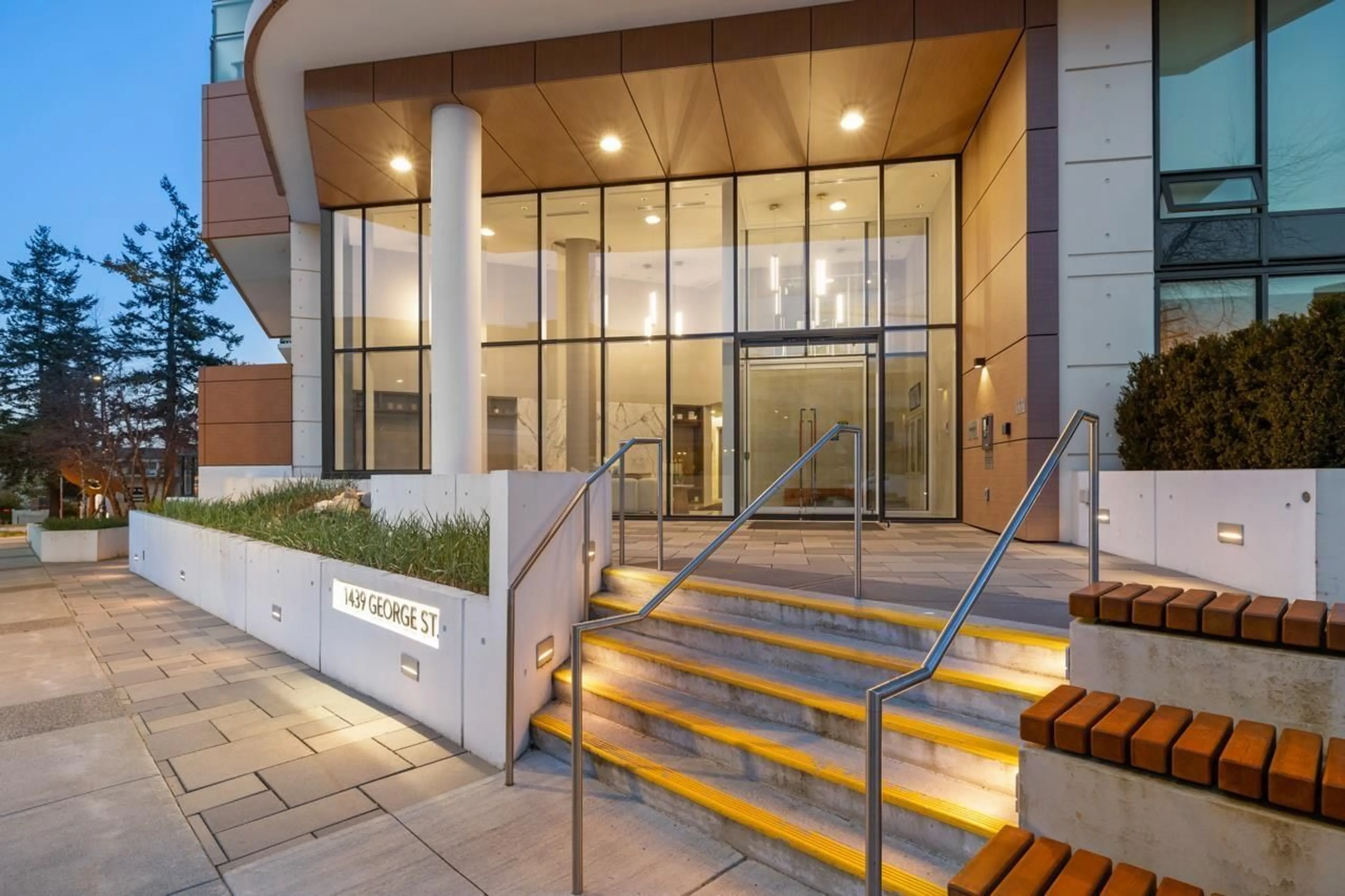 Indoor foyer for 405 - 1439 GEORGE, White Rock British Columbia V4B0B9