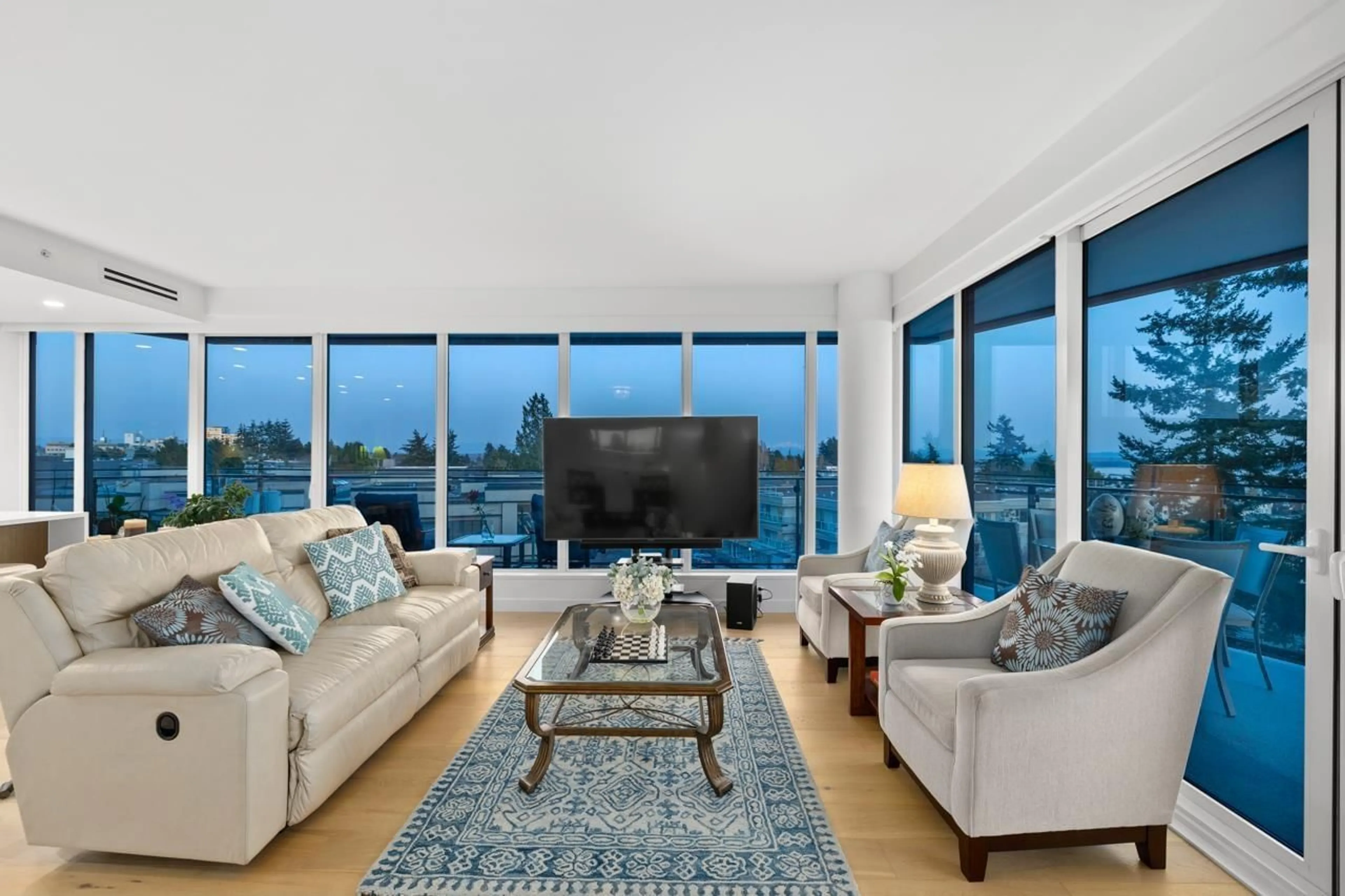 Living room with furniture, unknown for 405 - 1439 GEORGE, White Rock British Columbia V4B0B9