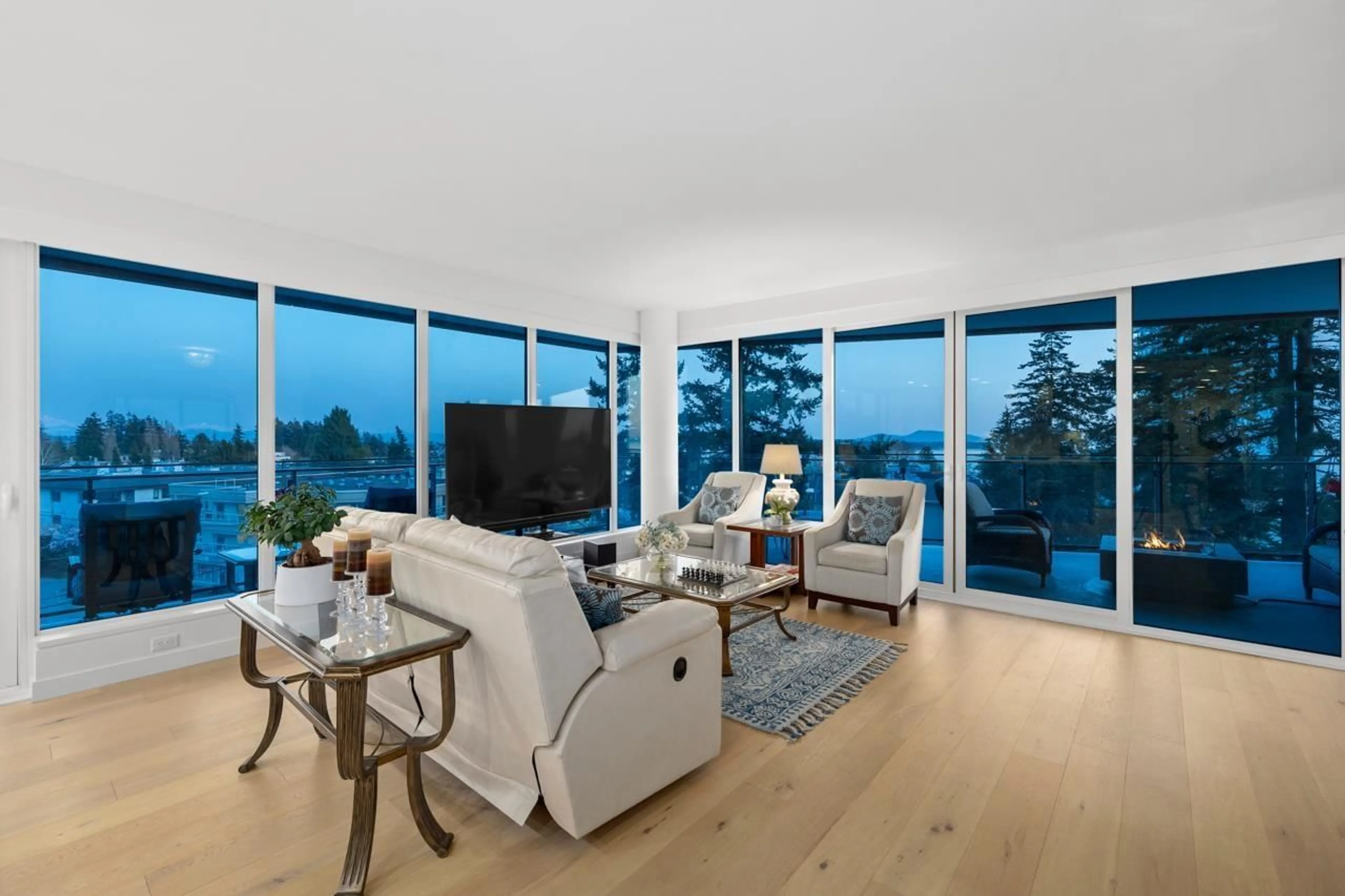 Living room with furniture, wood/laminate floor for 405 - 1439 GEORGE, White Rock British Columbia V4B0B9