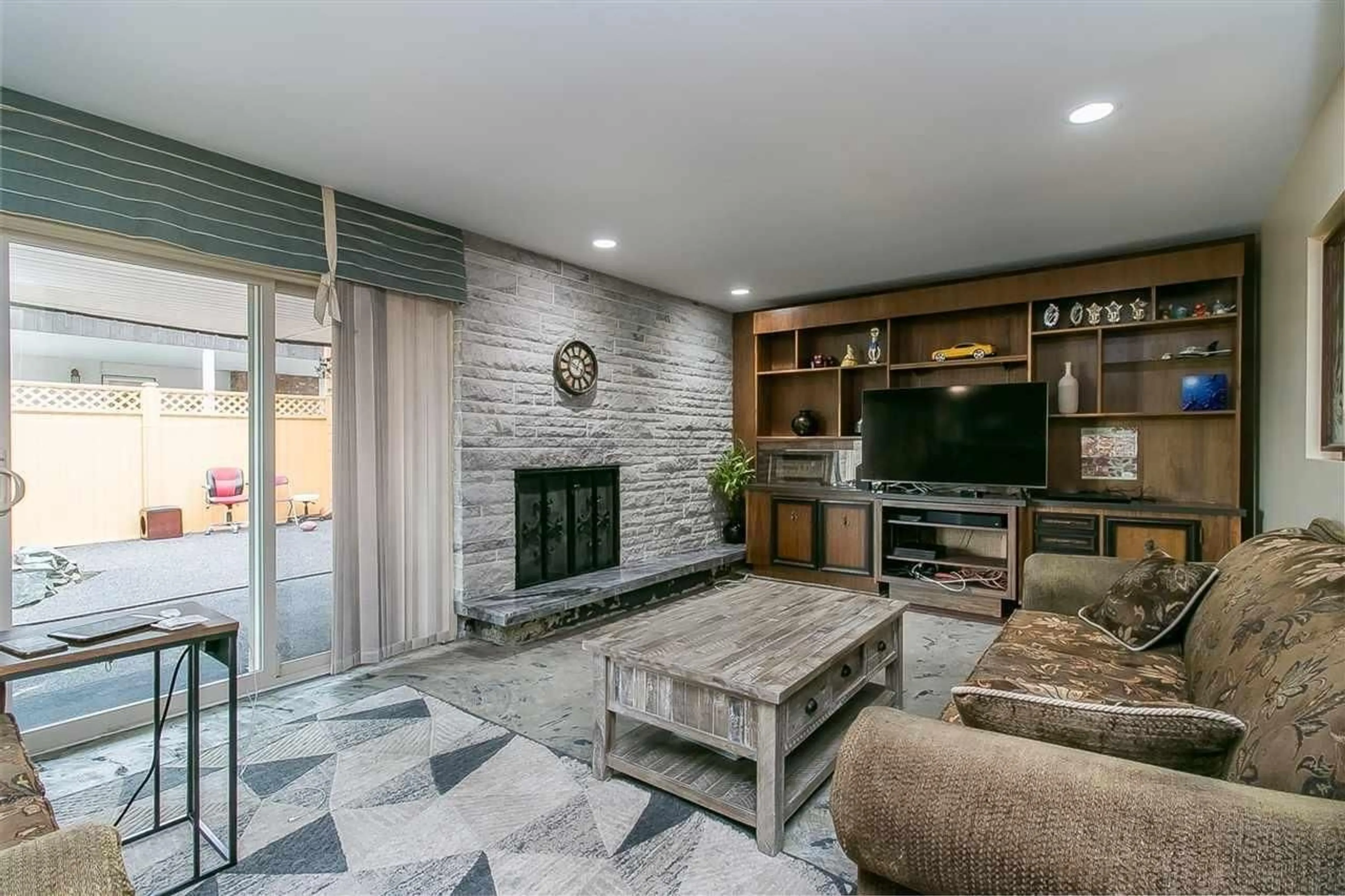 Living room with furniture, unknown for 32369 ALPINE, Abbotsford British Columbia V2T1H5
