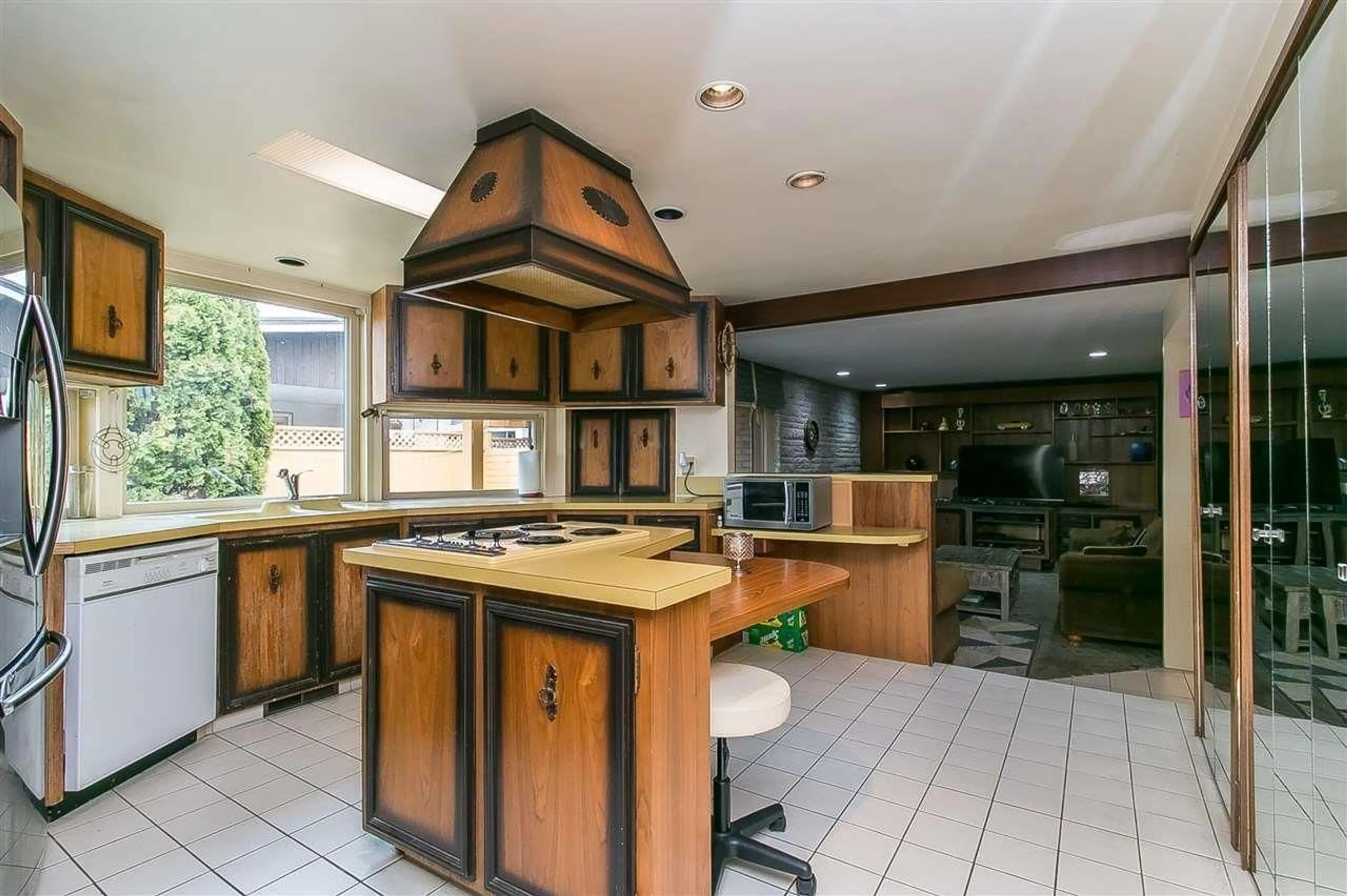 Open concept kitchen, ceramic/tile floor for 32369 ALPINE, Abbotsford British Columbia V2T1H5