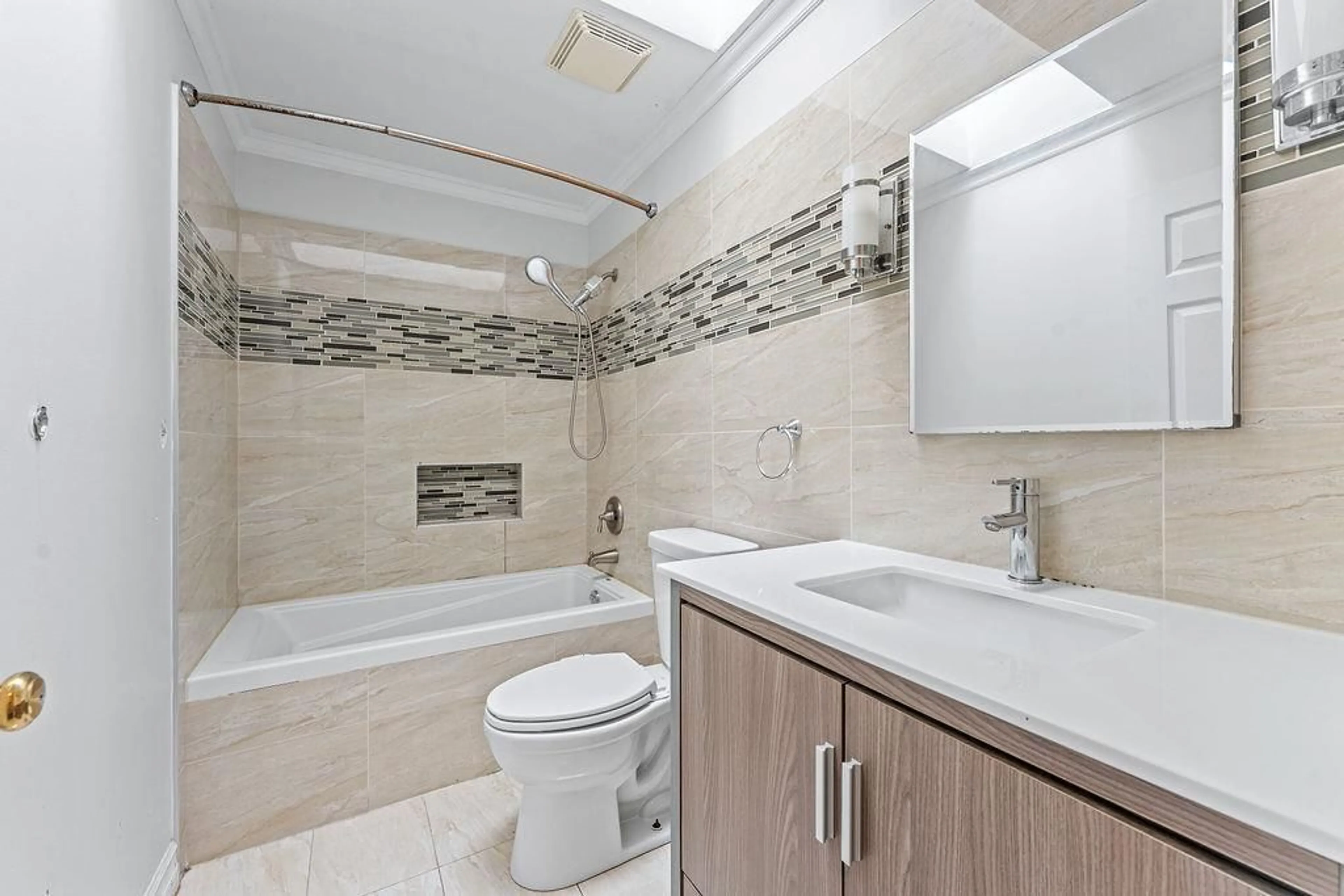 Standard bathroom, ceramic/tile floor for 15473 27A, Surrey British Columbia V4P1G1