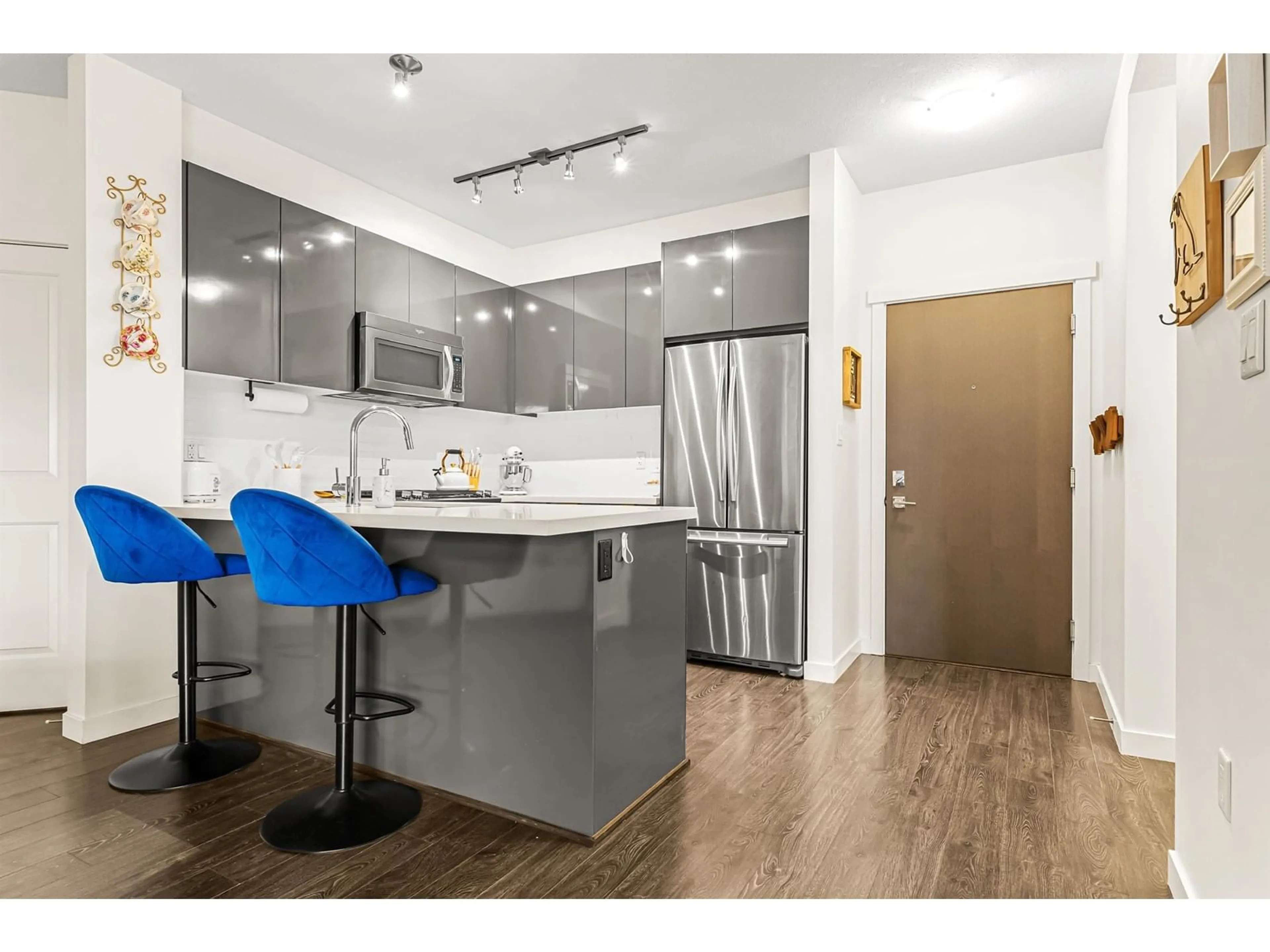 Open concept kitchen, wood/laminate floor for 232 - 15168 33, Surrey British Columbia V3Z0N7