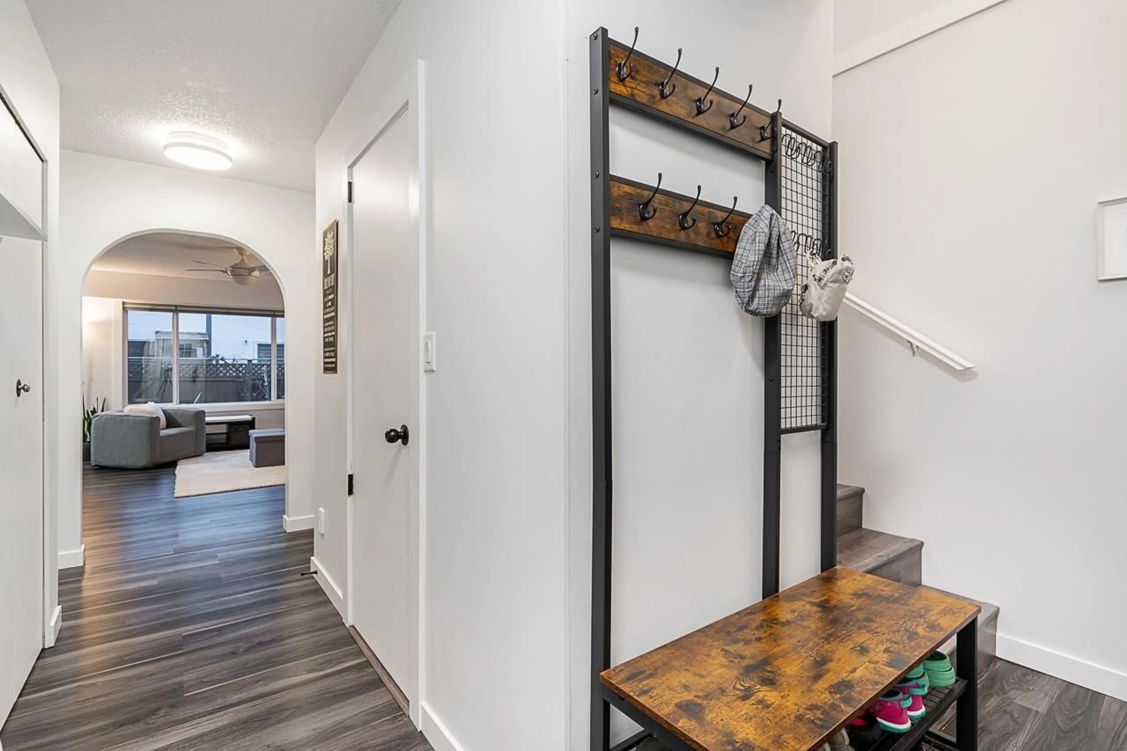 Indoor entryway for 106 - 32923 BRUNDIGE, Abbotsford British Columbia V2S1N3