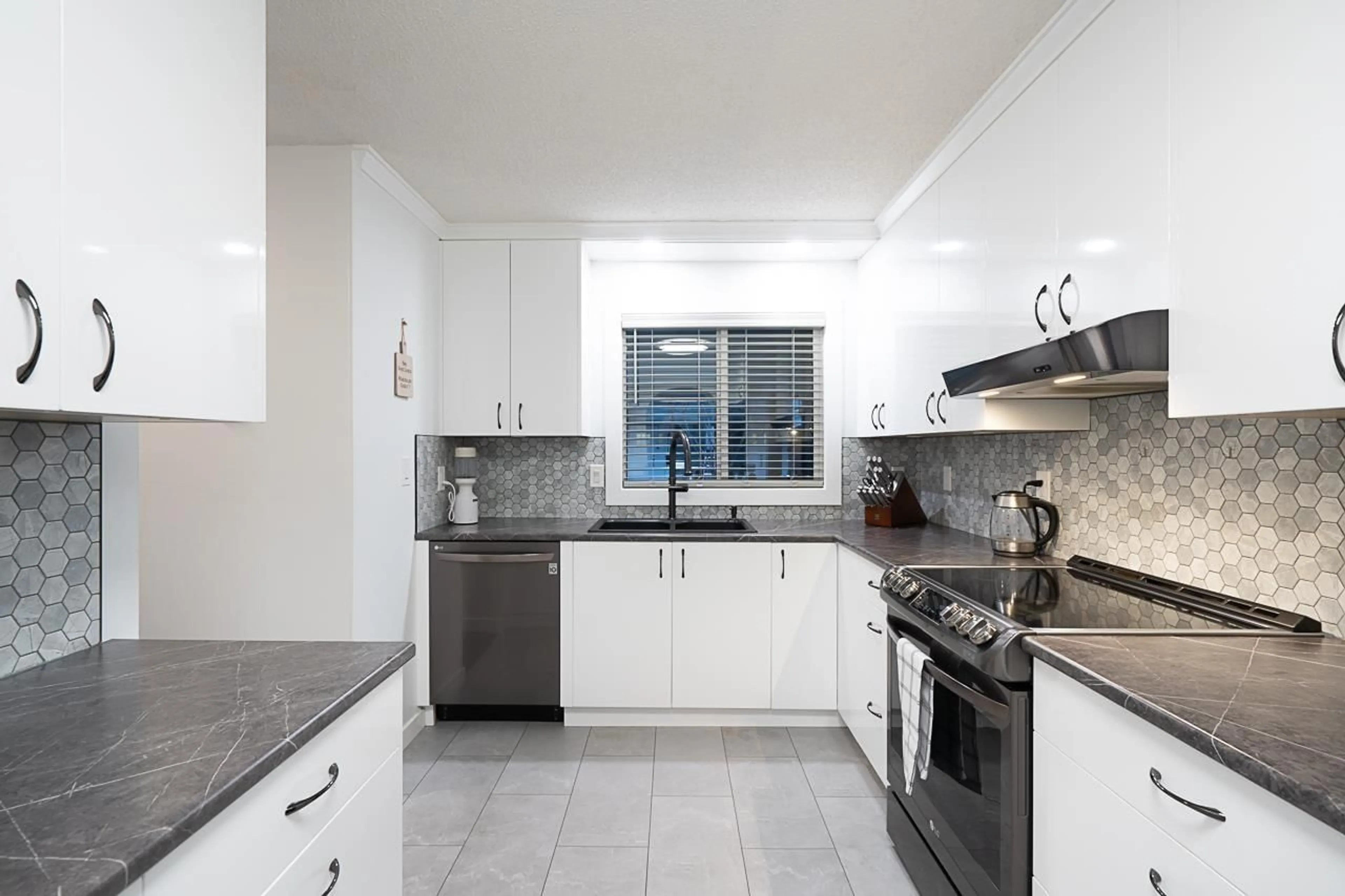 Contemporary kitchen, ceramic/tile floor for 106 - 32923 BRUNDIGE, Abbotsford British Columbia V2S1N3