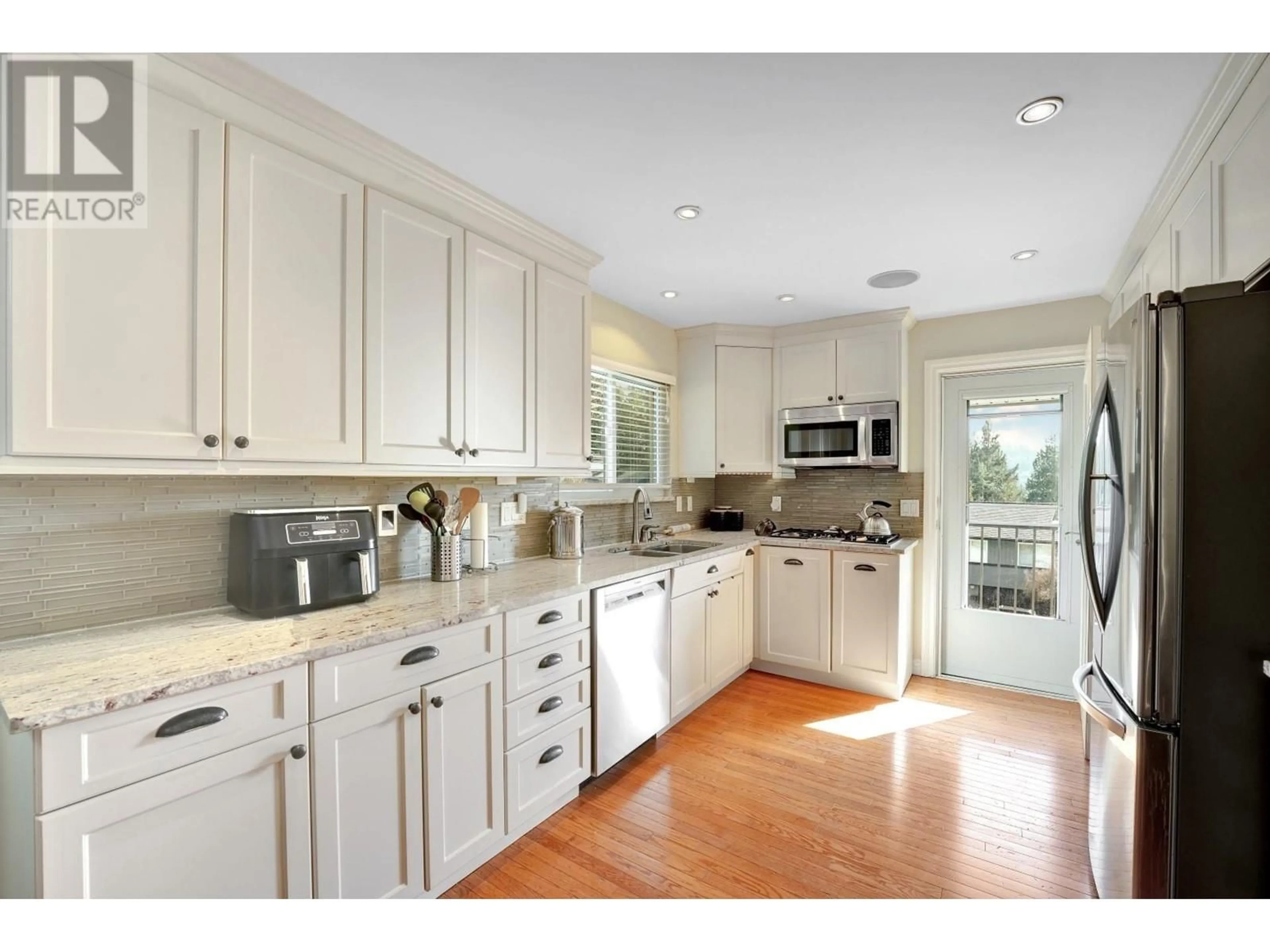 Open concept kitchen, unknown for 1 MCNAIR BAY, Port Moody British Columbia V3H3N8