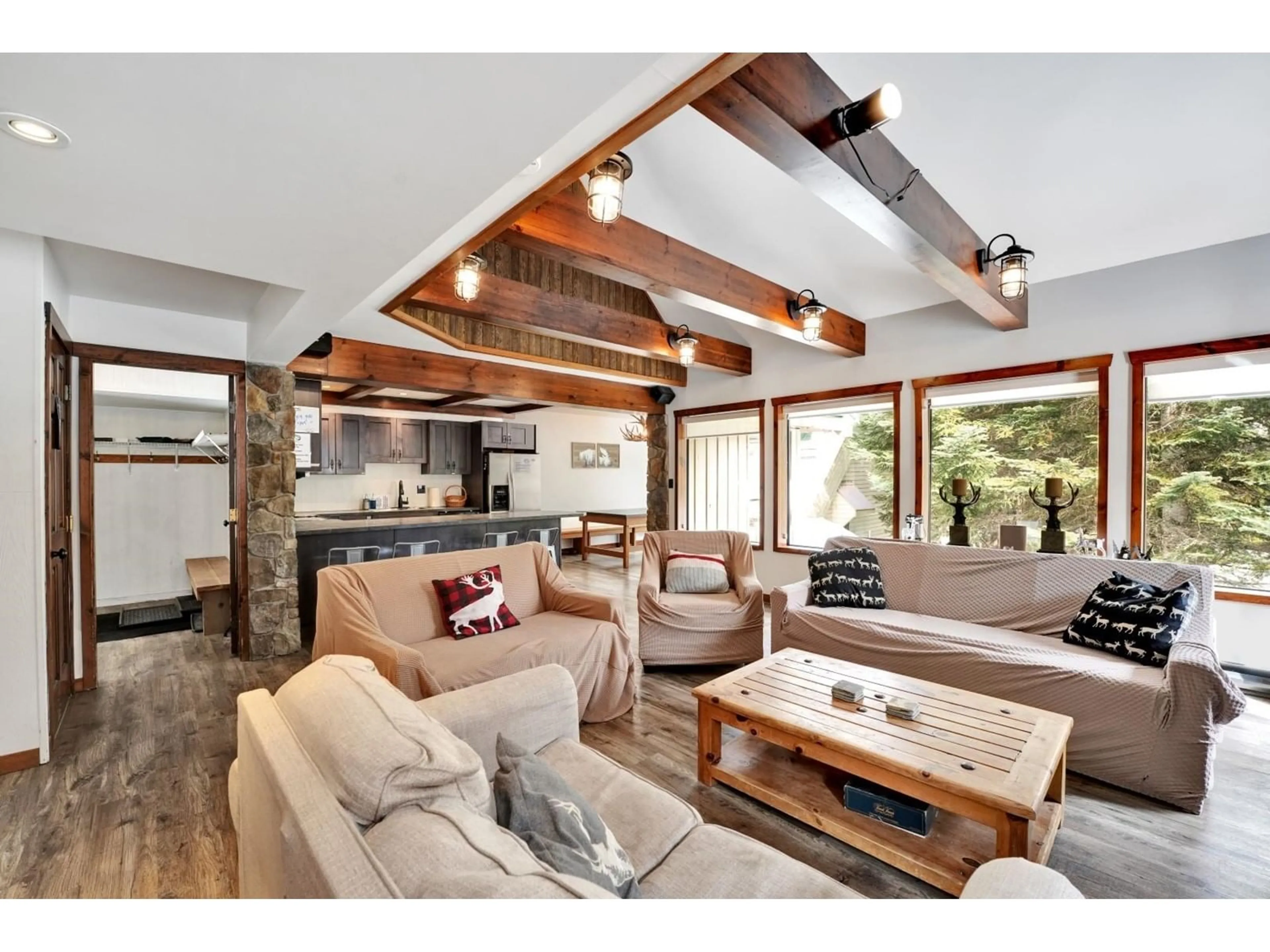 Living room with furniture, wood/laminate floor for 2 - 20919 SNOWFLAKE, Agassiz British Columbia V0M1A1
