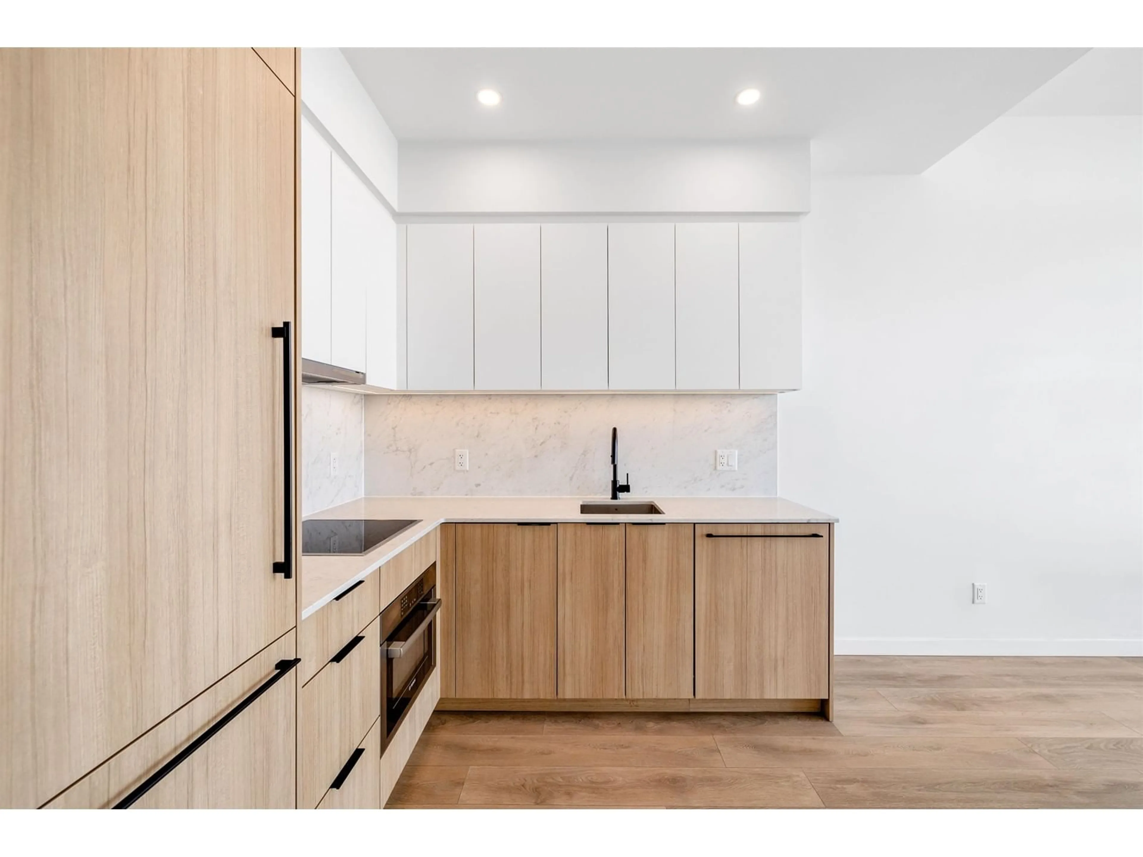 Standard kitchen, wood/laminate floor for 3001 - 13685 102, Surrey British Columbia V3T1N7