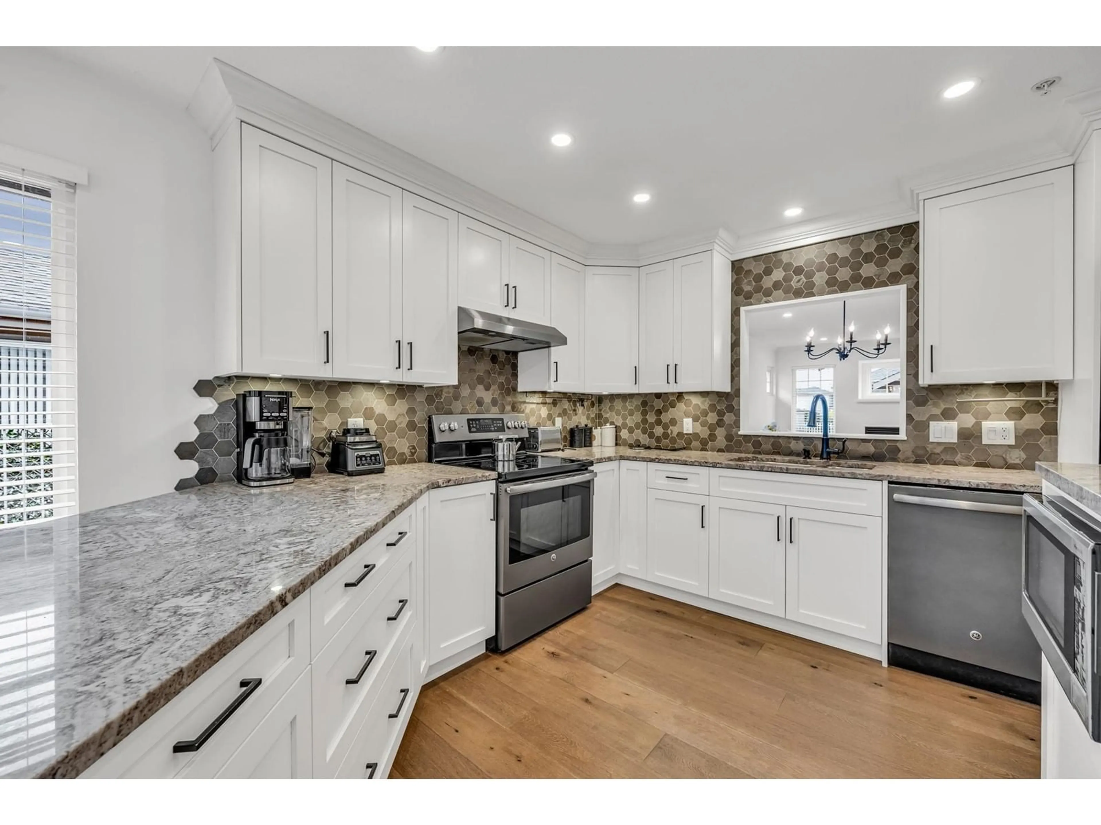 Open concept kitchen, ceramic/tile floor for 18 - 20222 96, Langley British Columbia V1M3C3