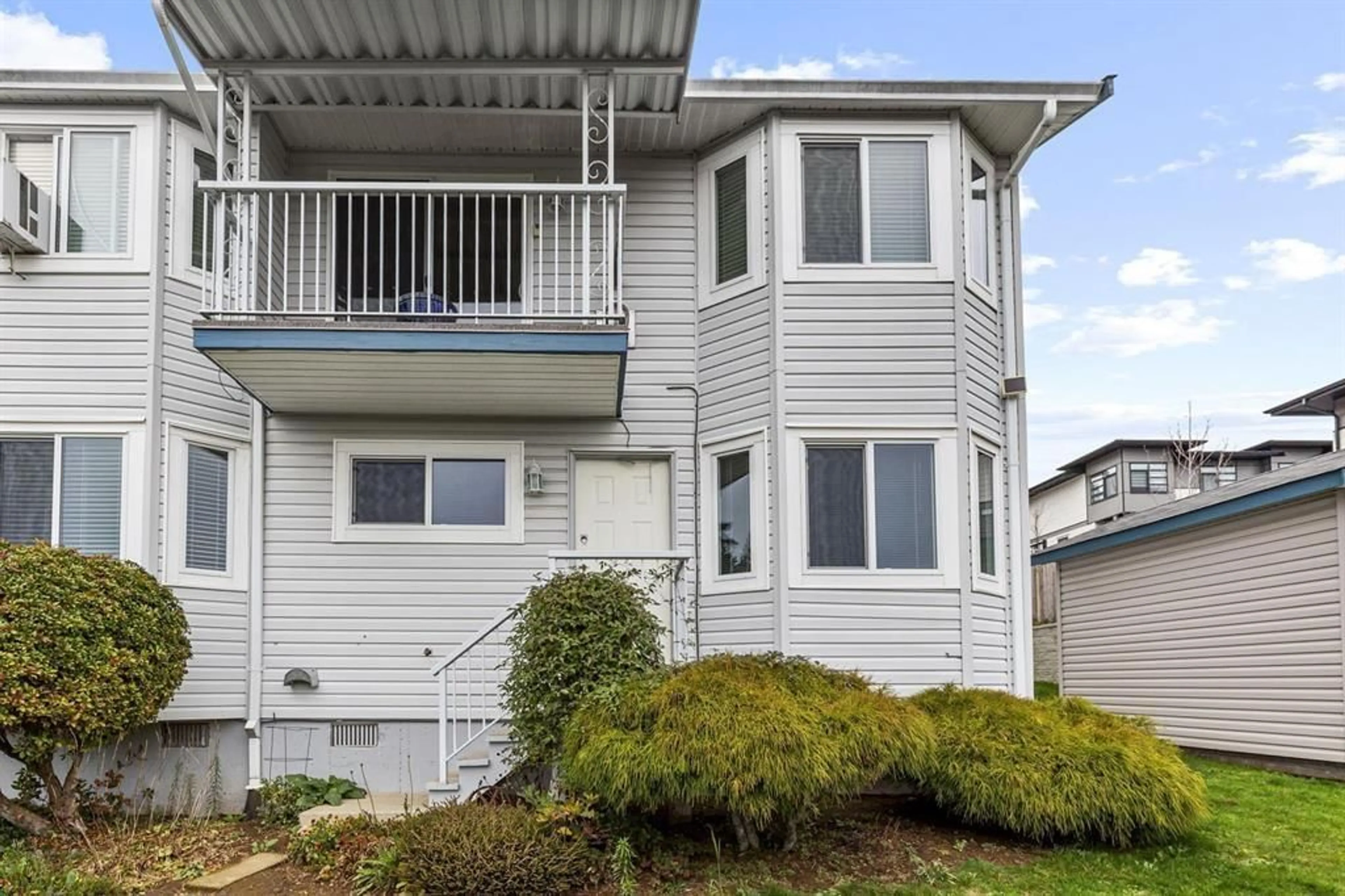 Home with vinyl exterior material, street for 13 - 32752 4TH, Mission British Columbia V2V1R4