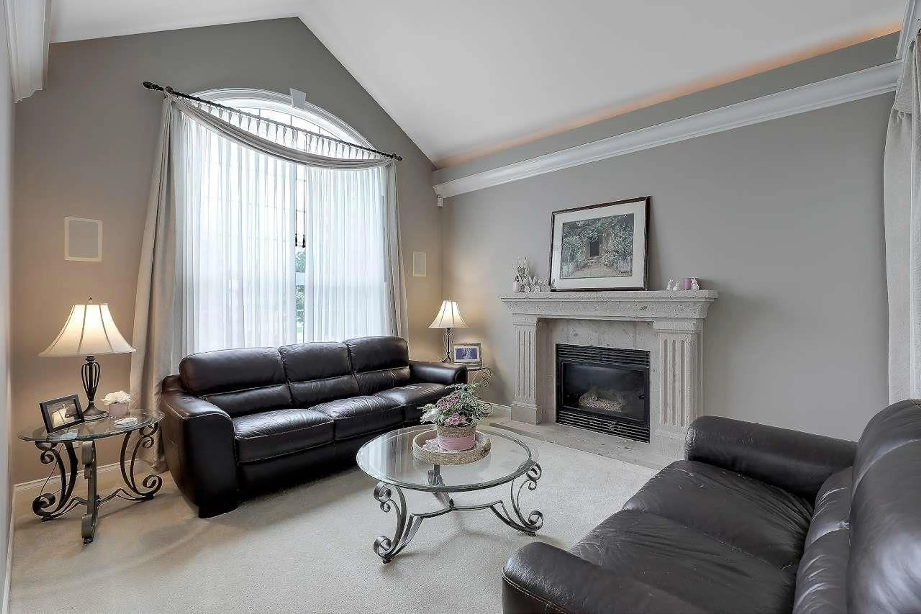 Living room with furniture, unknown for 8095 170TH, Surrey British Columbia V4N4Y7