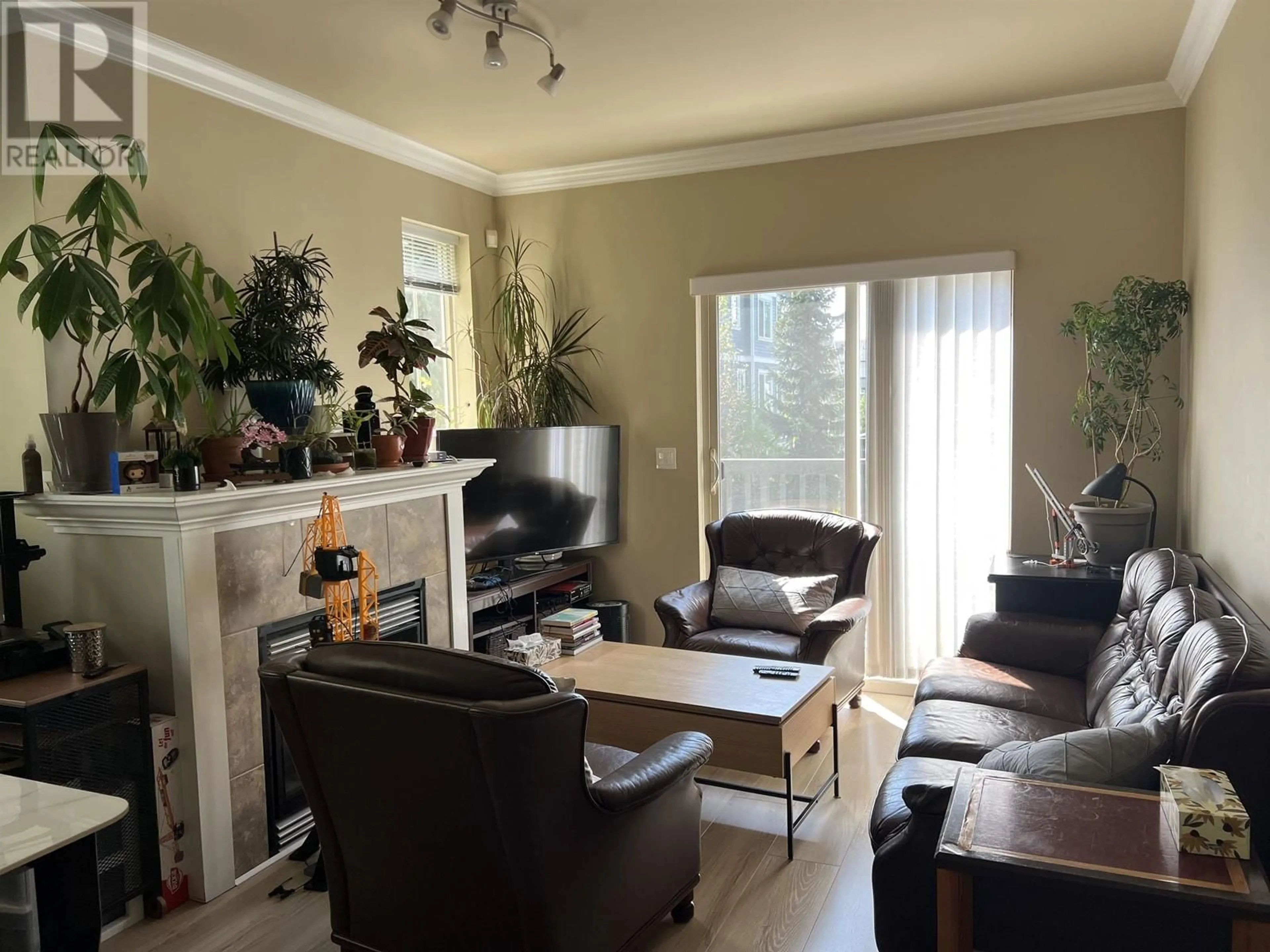 Living room with furniture, wood/laminate floor for 15 - 9688 KEEFER AVENUE, Richmond British Columbia V6Y0B6