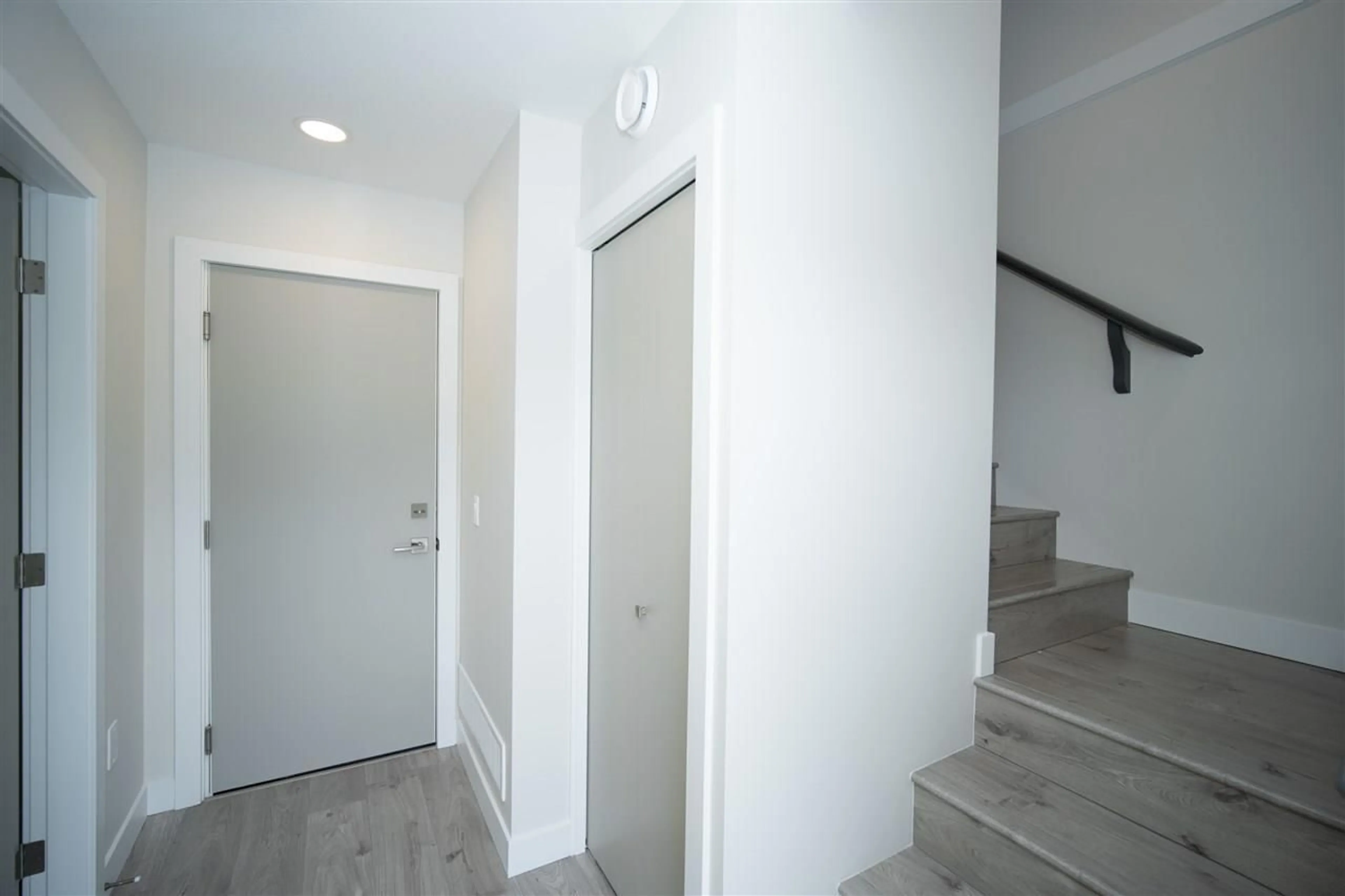 Indoor foyer for 222 - 46150 THOMAS ROAD, Chilliwack British Columbia V2R6B3