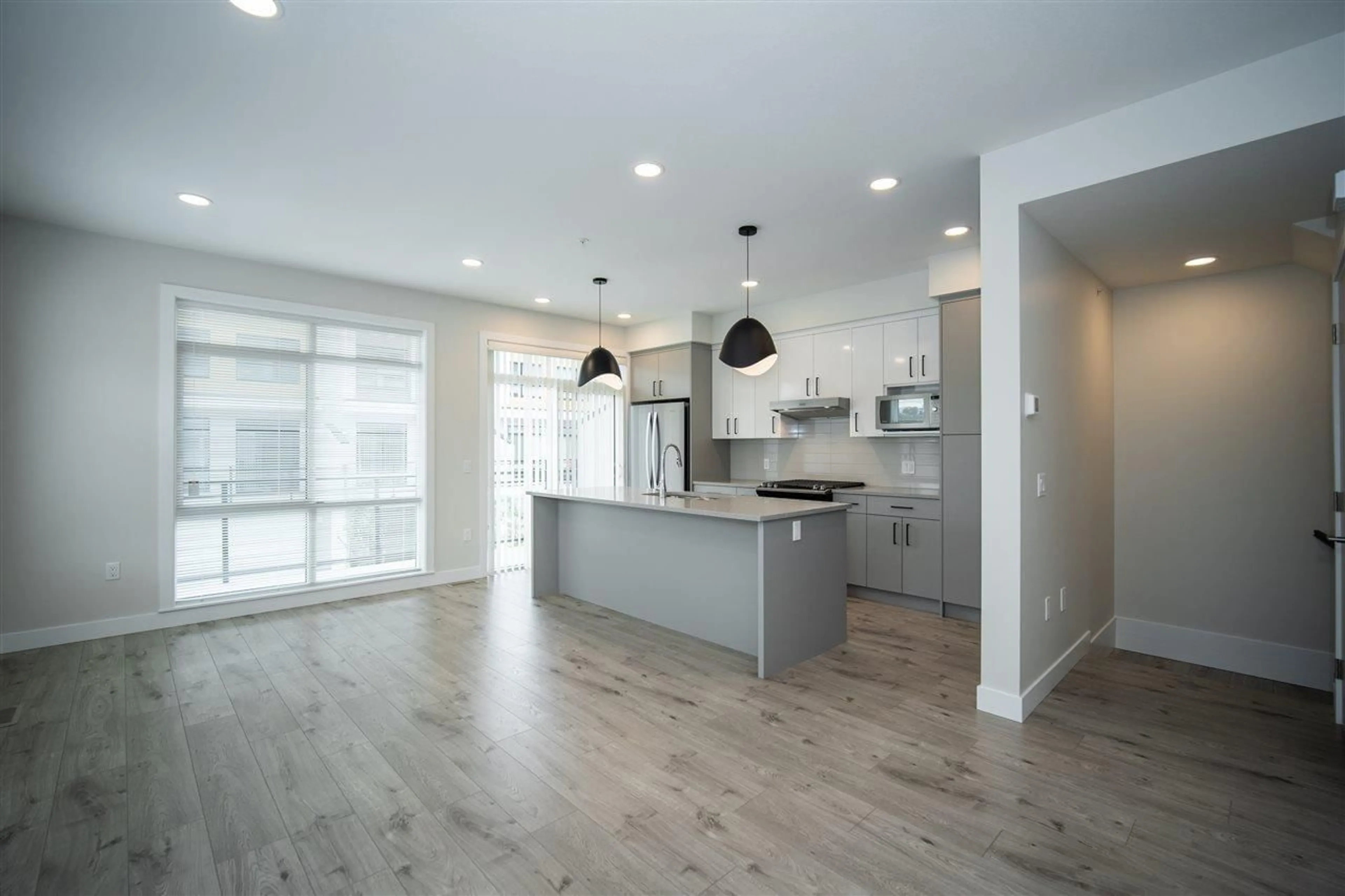 Open concept kitchen, wood/laminate floor for 222 - 46150 THOMAS ROAD, Chilliwack British Columbia V2R6B3