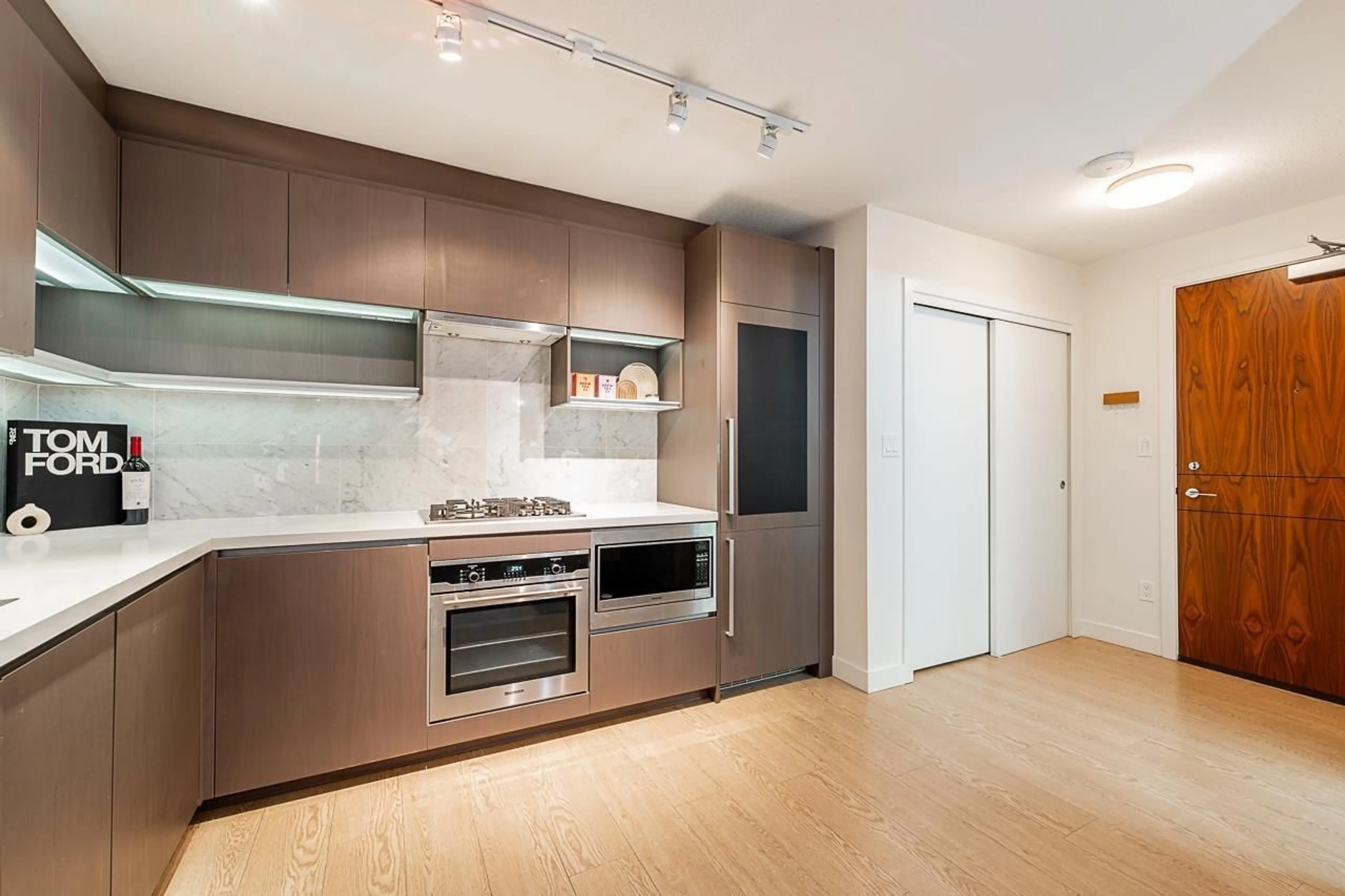 Standard kitchen, unknown for 2715 - 13750 100, Surrey British Columbia V3T0L3