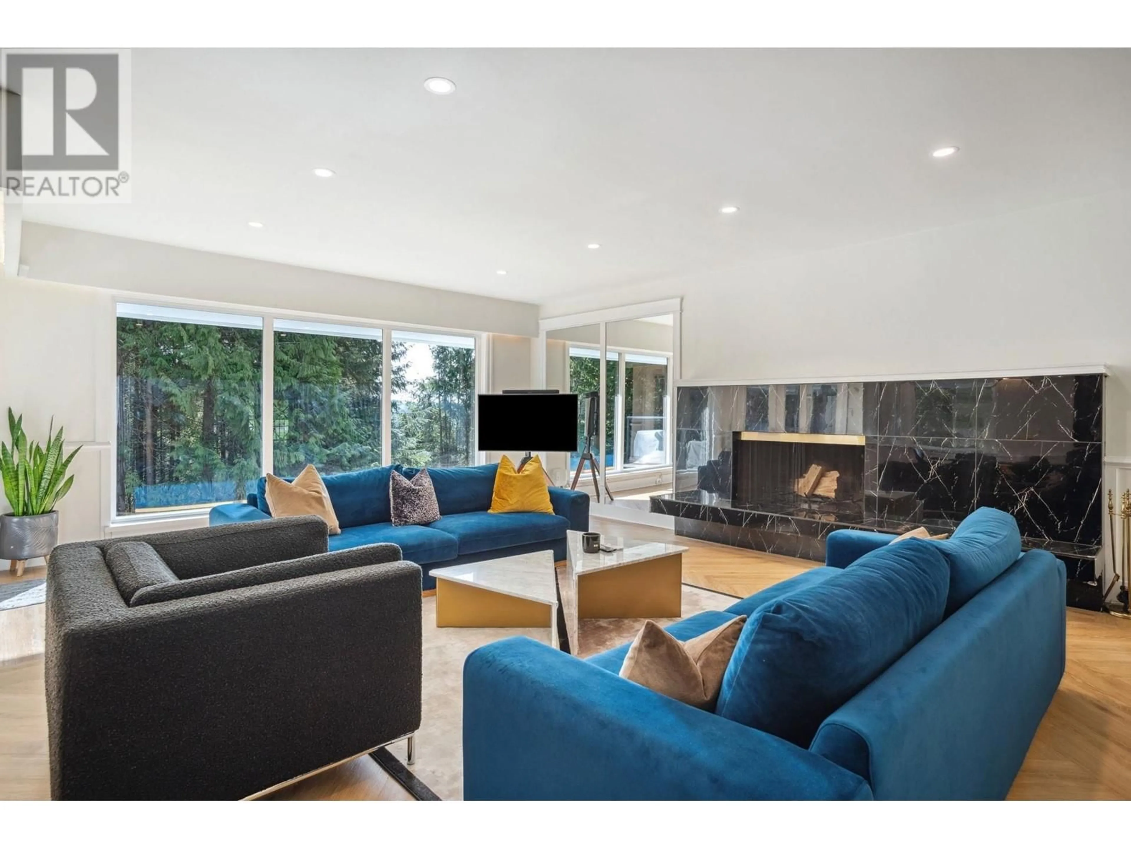 Living room with furniture, wood/laminate floor for 188 STEVENS DRIVE, West Vancouver British Columbia V7S1C4