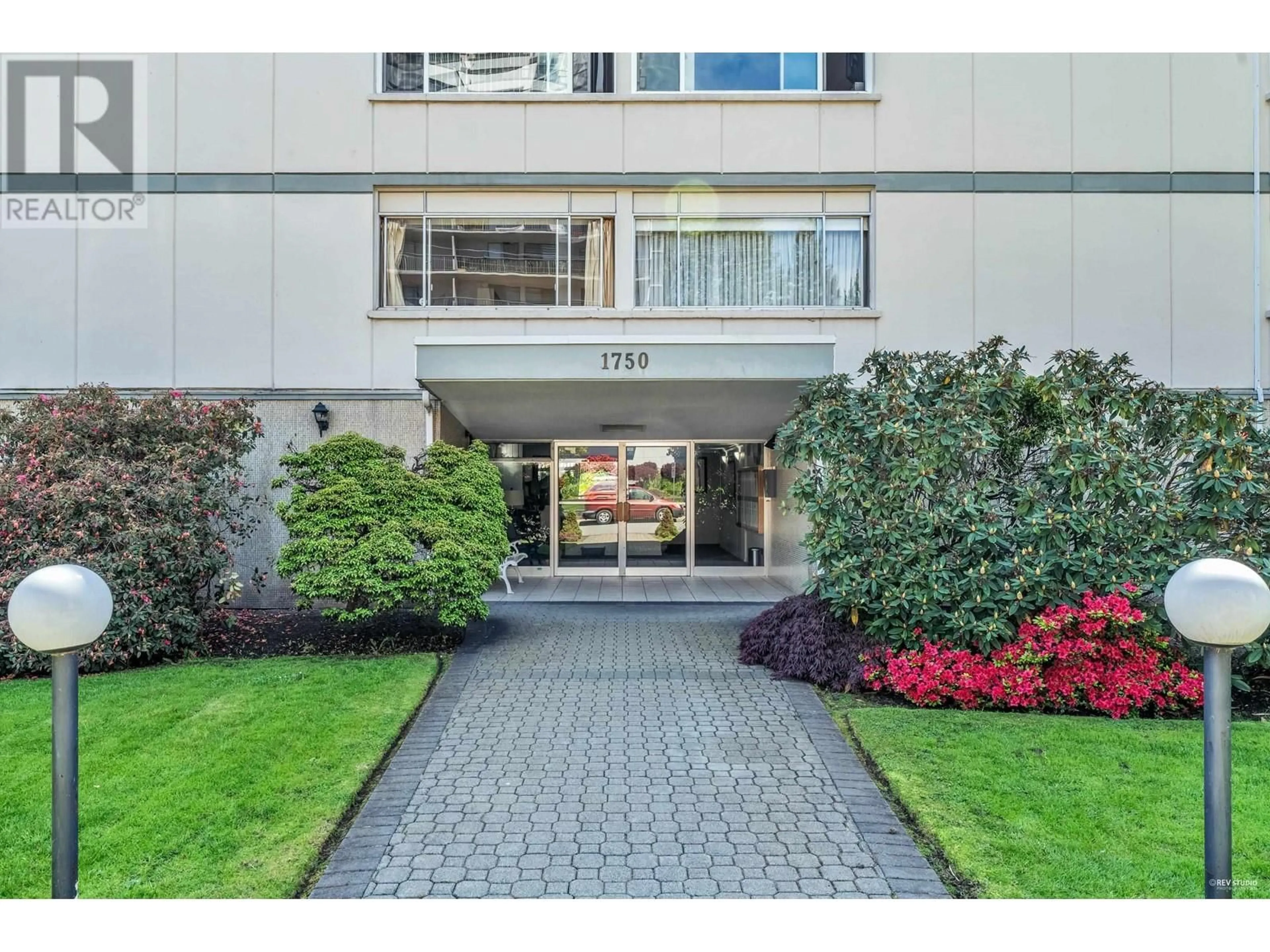 Indoor foyer for 101 - 1750 ESQUIMALT AVENUE, West Vancouver British Columbia V7V1R8