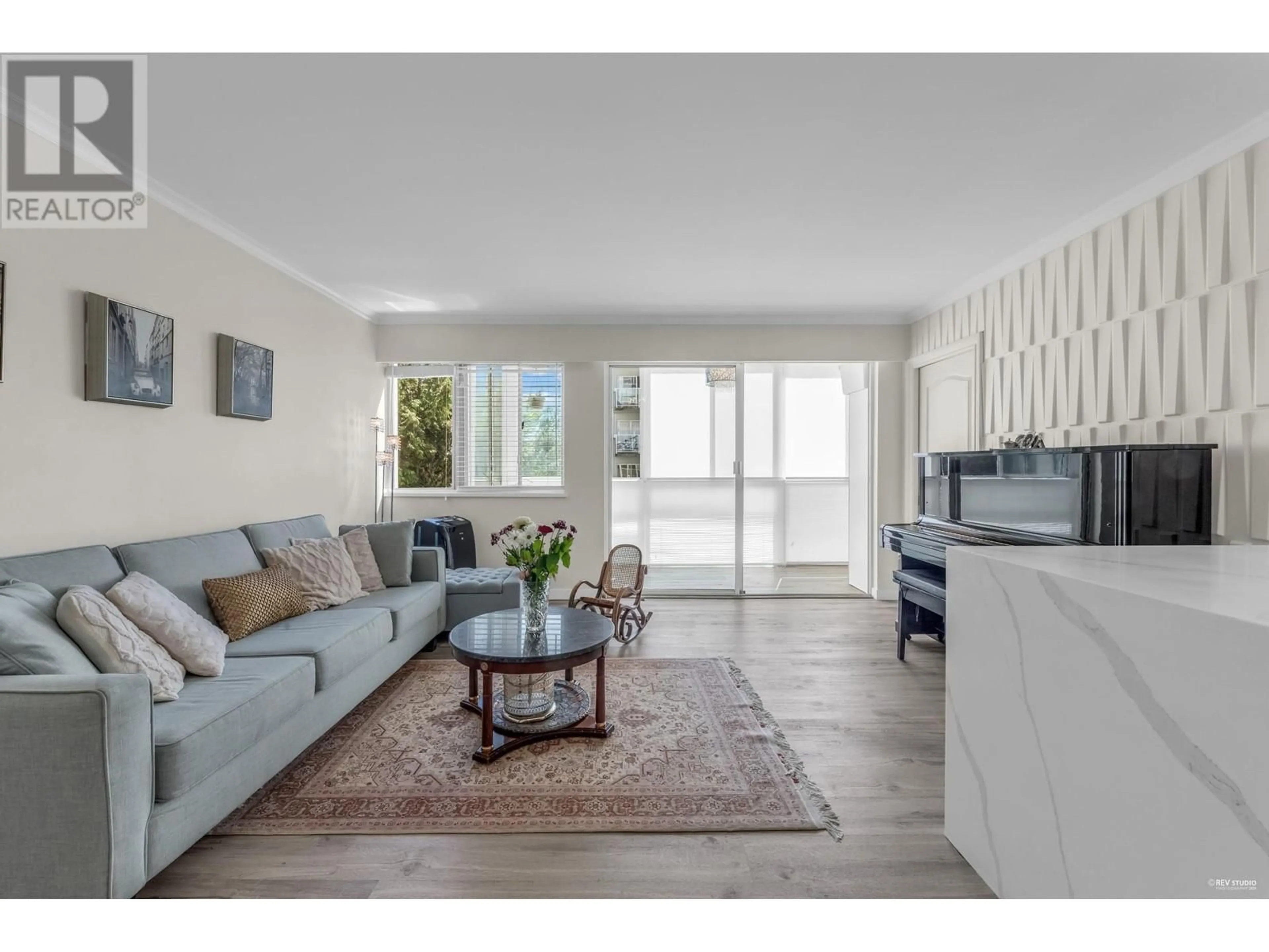 Living room with furniture, unknown for 101 - 1750 ESQUIMALT AVENUE, West Vancouver British Columbia V7V1R8
