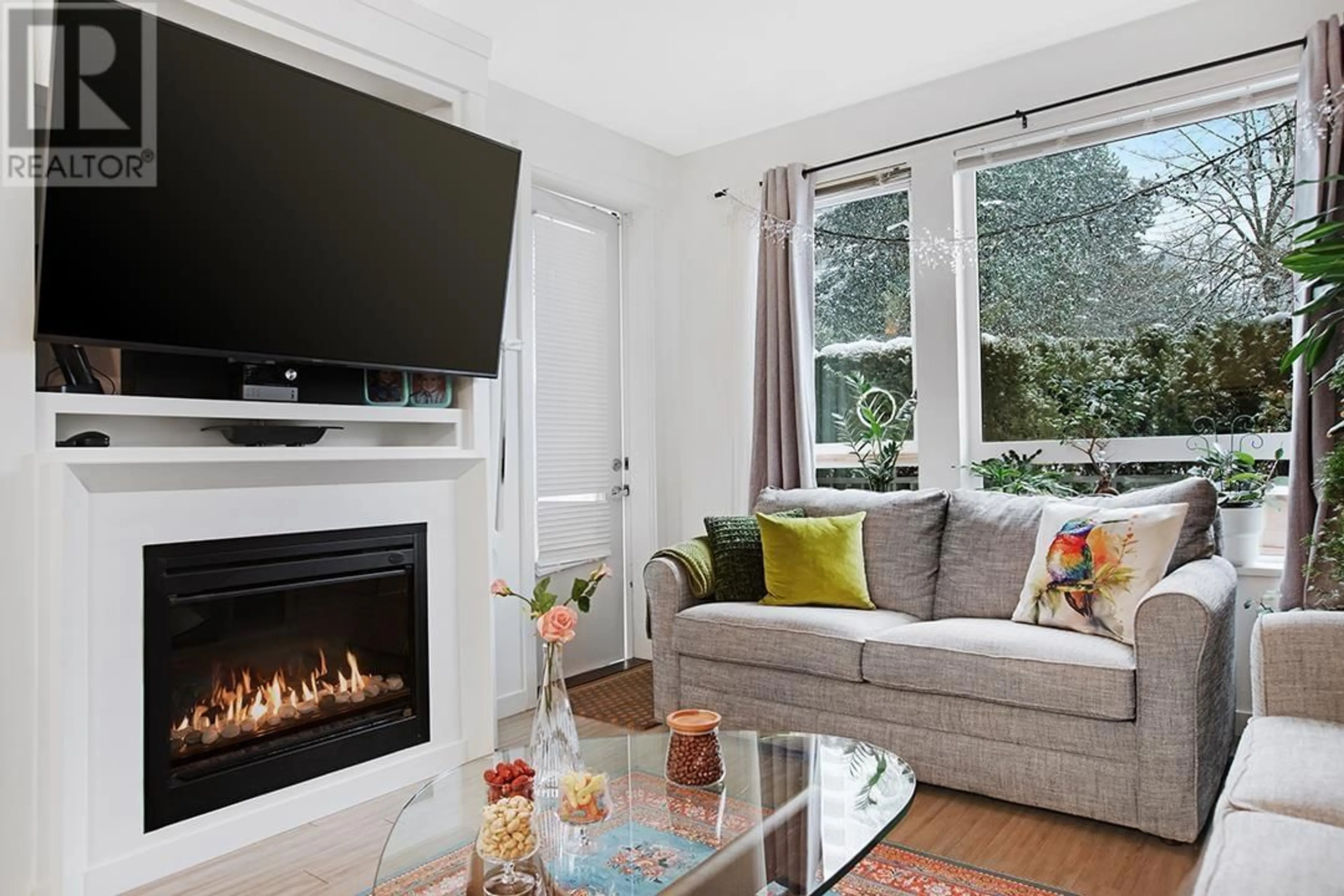 Living room with furniture, unknown for 106 - 717 CHESTERFIELD AVENUE, North Vancouver British Columbia V7M3L8