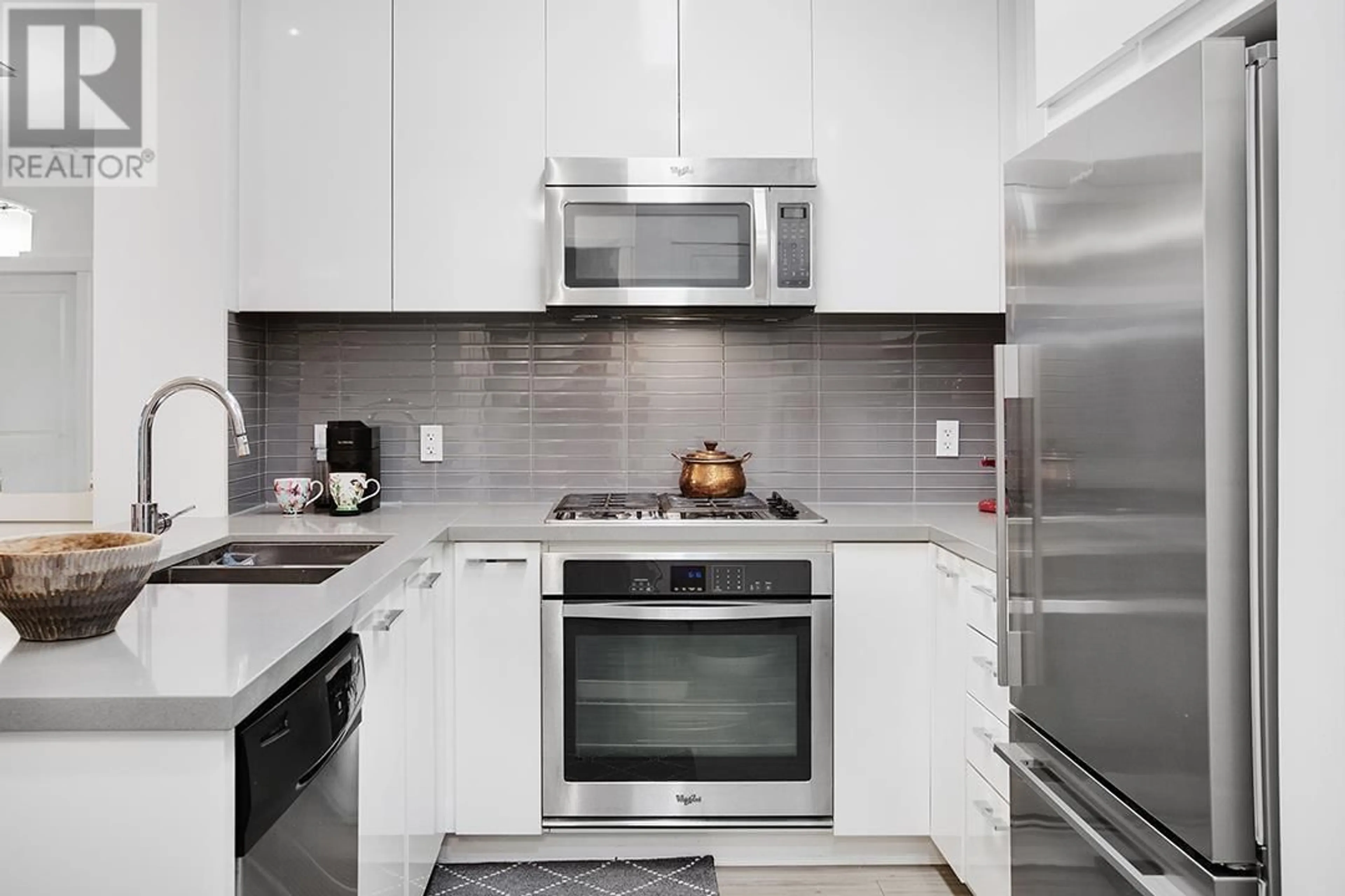 Standard kitchen, ceramic/tile floor for 106 - 717 CHESTERFIELD AVENUE, North Vancouver British Columbia V7M3L8