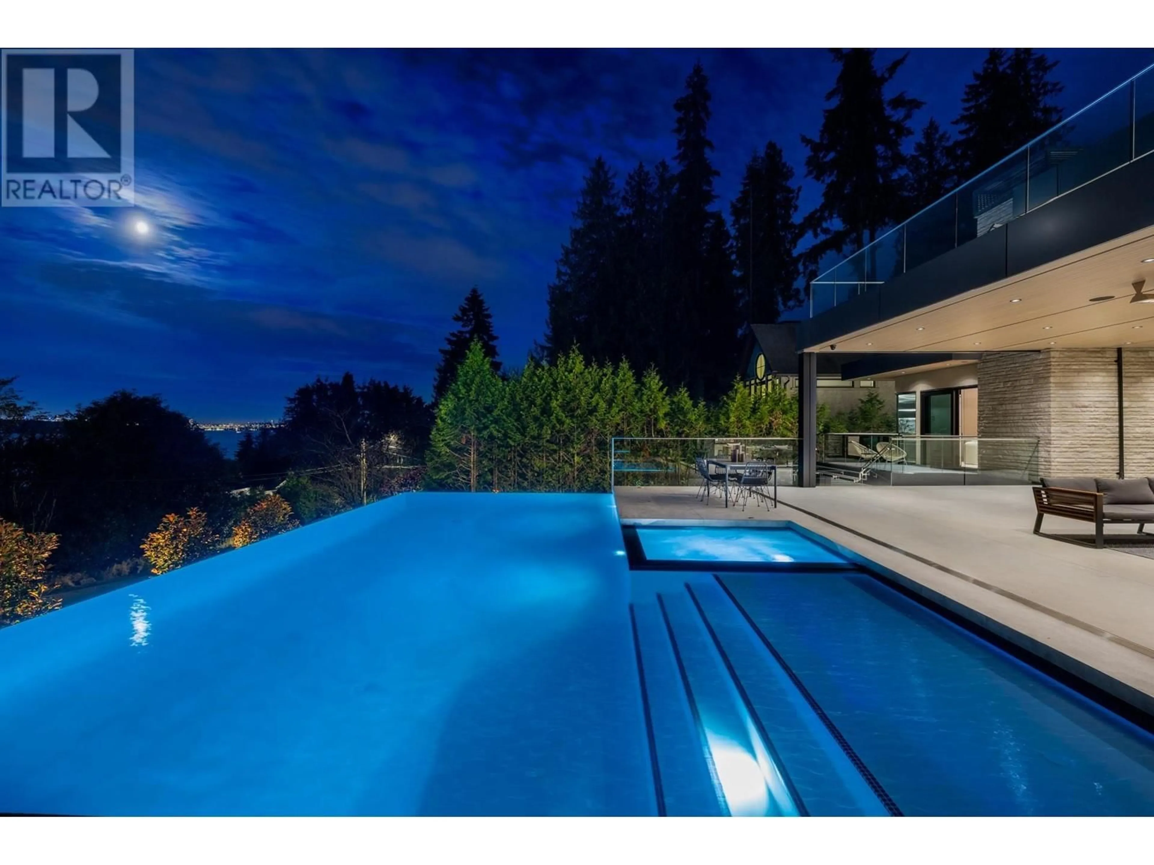 Pool for 449 HILLCREST STREET, West Vancouver British Columbia V7V2L8