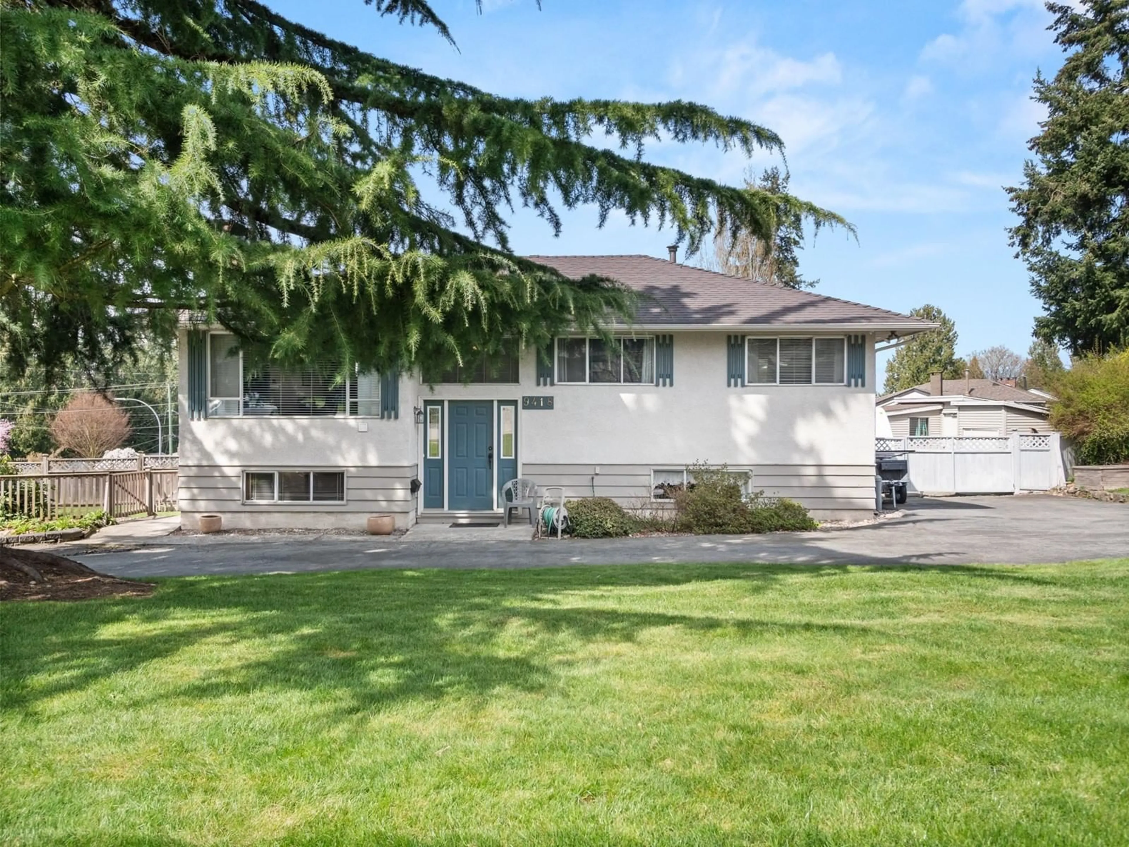 Home with vinyl exterior material, street for 9418 DAWSON, Delta British Columbia V4C5G9