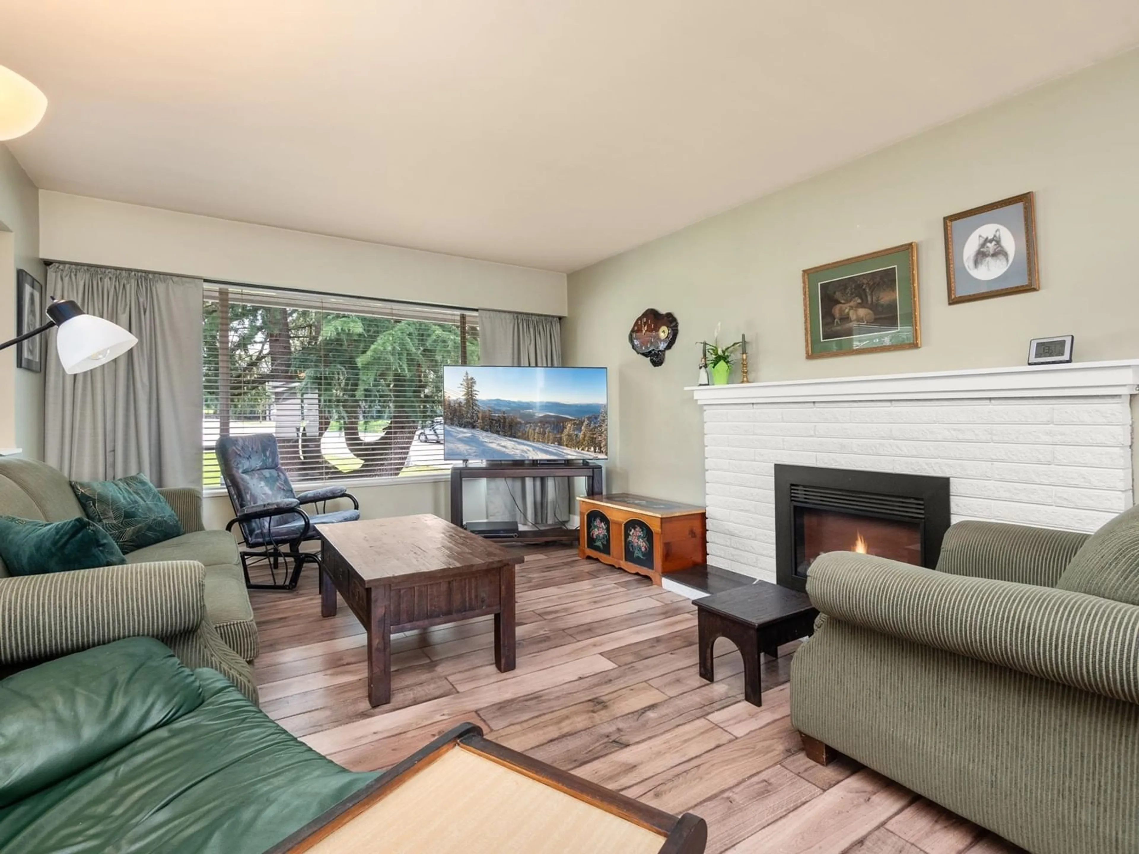 Living room with furniture, wood/laminate floor for 9418 DAWSON, Delta British Columbia V4C5G9
