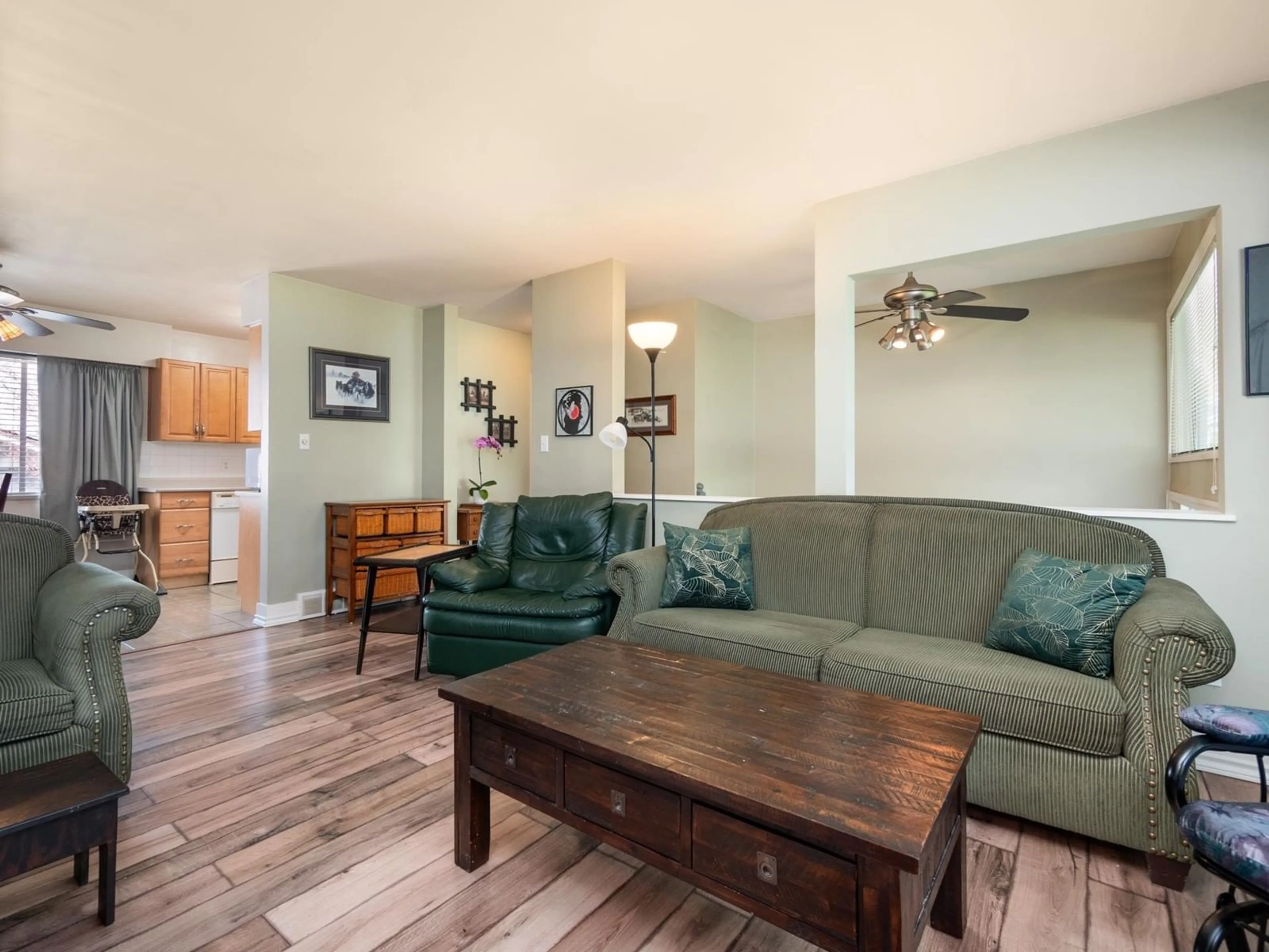 Living room with furniture, wood/laminate floor for 9418 DAWSON, Delta British Columbia V4C5G9