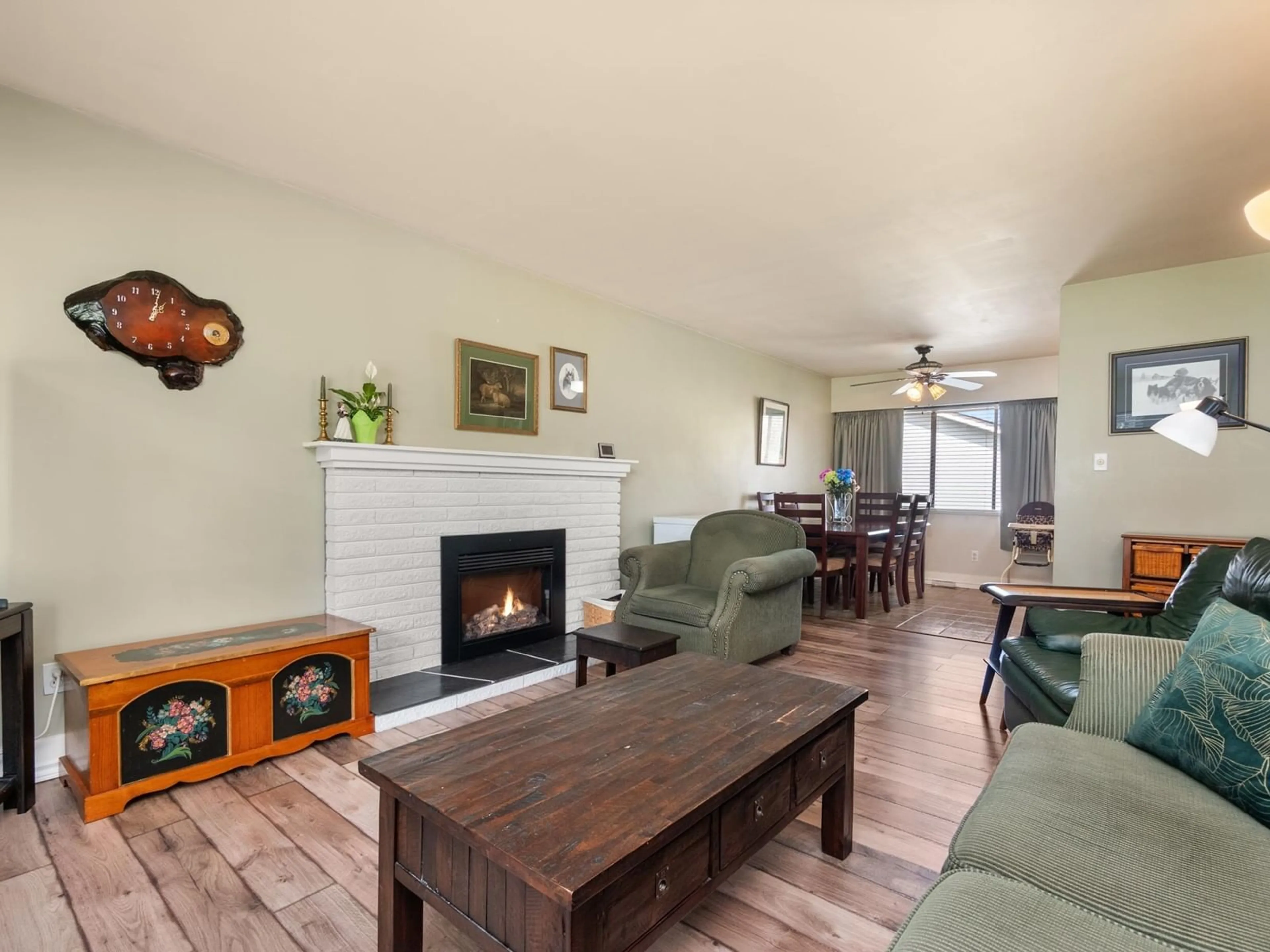 Living room with furniture, wood/laminate floor for 9418 DAWSON, Delta British Columbia V4C5G9